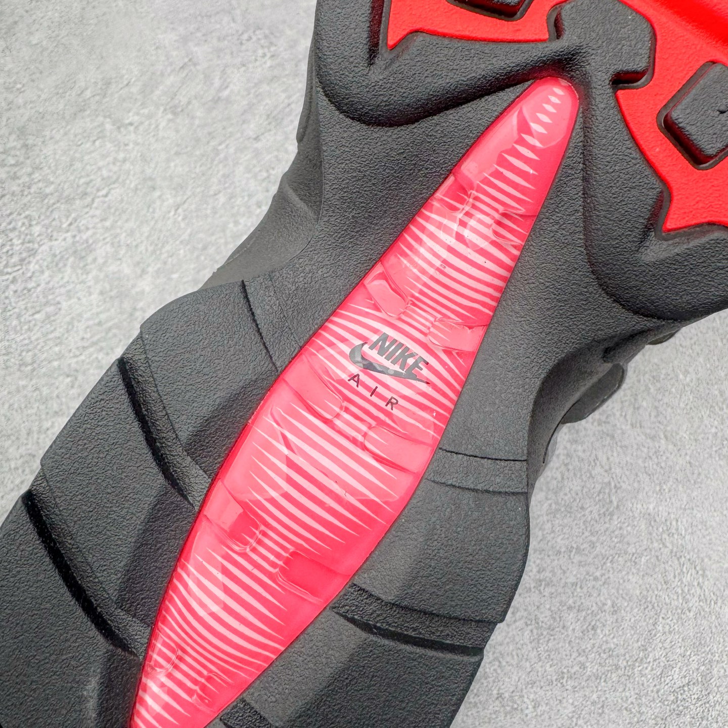 图片[17]-＃GX纯原 NK Air Max 95 复古减震气垫跑鞋 灰红 IM7410-001 经典重温 外单专供大厂出品 品质稳定 一百余色 终端操作 鞋款设计灵感源于人体构造 中底设计基于人体的脊柱构造 是整体设计的核心 尼龙孔眼代表了肋骨 而分层式面板和网眼象征着肌肉纤维和肉体组织 Air Max 95采用了两个独立的吹塑成型的Air-Sole单元 并首次在前掌使用可视化气垫设计 Swoosh logo夜当作一个 点符号放在了鞋子的后帮位置 20年的发展让 AIR MAX 95有了不同的故事 20年后再度面向世人的时候 焕然一新的面貌 让人有了另外一种清新脱俗的感觉 尺码：40 40.5 41 42 42.5 43 44 44.5 45 45.5 46 47.5 48.5-选品中心