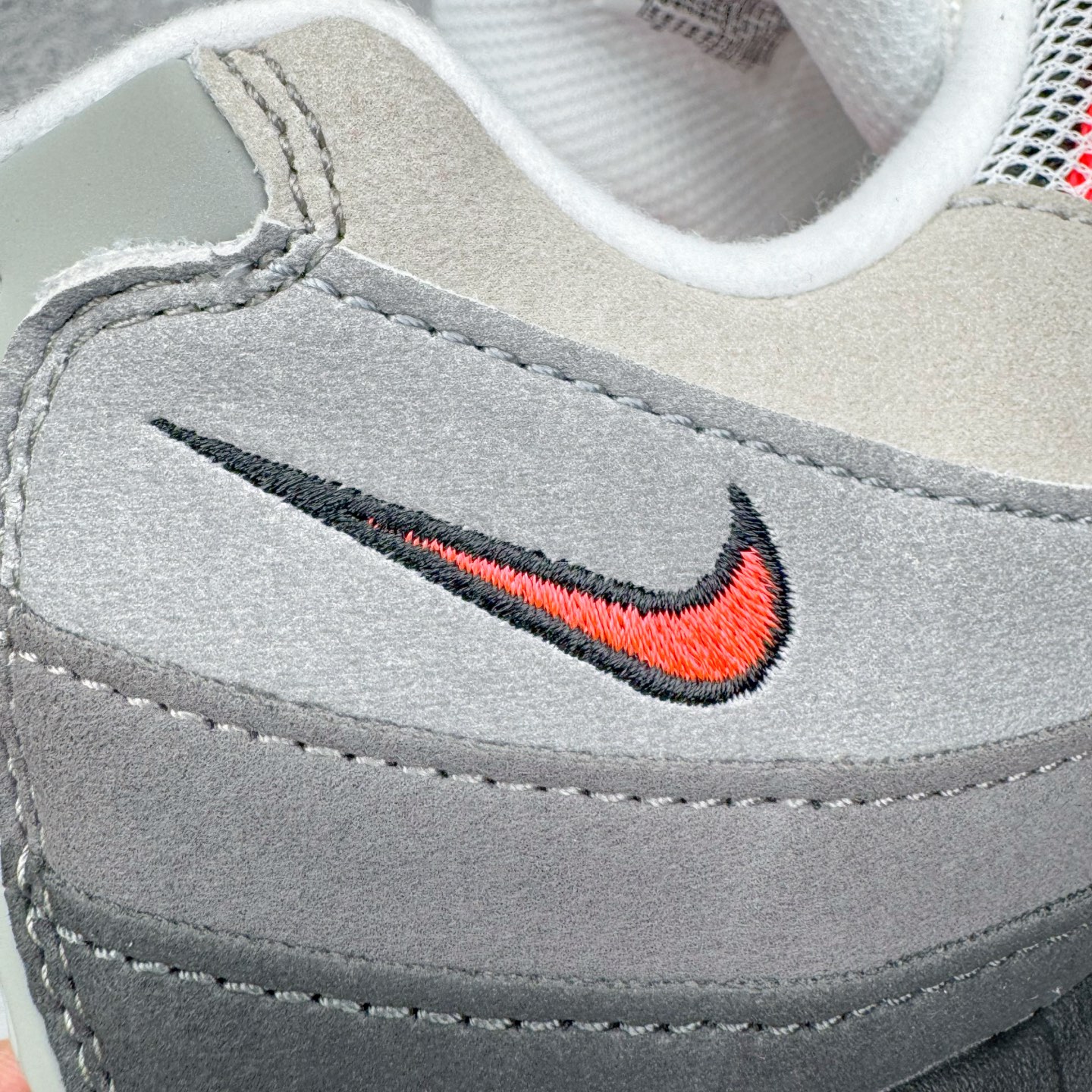 图片[20]-＃GX纯原 NK Air Max 95 复古减震气垫跑鞋 灰红 IM7410-001 经典重温 外单专供大厂出品 品质稳定 一百余色 终端操作 鞋款设计灵感源于人体构造 中底设计基于人体的脊柱构造 是整体设计的核心 尼龙孔眼代表了肋骨 而分层式面板和网眼象征着肌肉纤维和肉体组织 Air Max 95采用了两个独立的吹塑成型的Air-Sole单元 并首次在前掌使用可视化气垫设计 Swoosh logo夜当作一个 点符号放在了鞋子的后帮位置 20年的发展让 AIR MAX 95有了不同的故事 20年后再度面向世人的时候 焕然一新的面貌 让人有了另外一种清新脱俗的感觉 尺码：40 40.5 41 42 42.5 43 44 44.5 45 45.5 46 47.5 48.5-选品中心