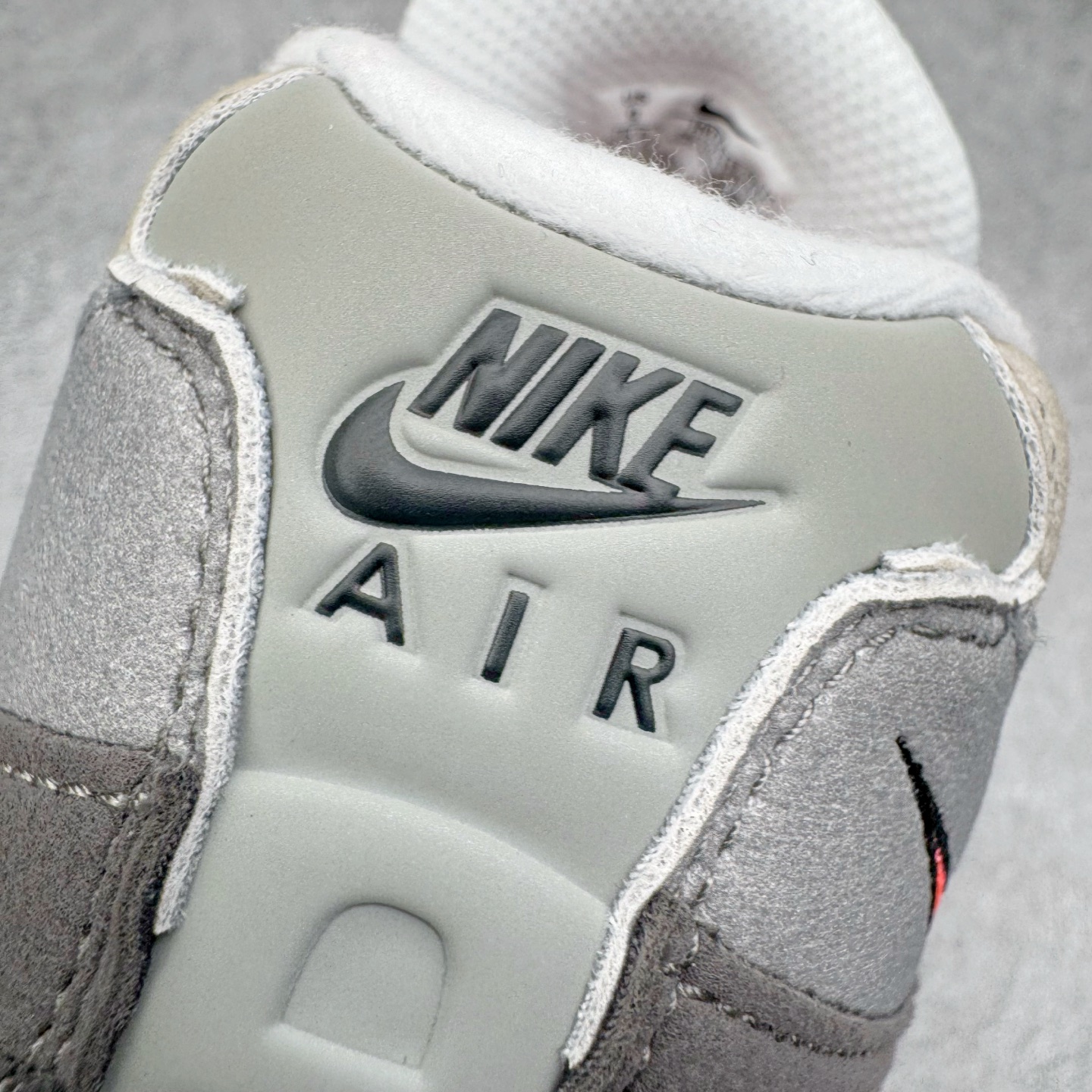 图片[16]-＃GX纯原 NK Air Max 95 复古减震气垫跑鞋 灰红 IM7410-001 经典重温 外单专供大厂出品 品质稳定 一百余色 终端操作 鞋款设计灵感源于人体构造 中底设计基于人体的脊柱构造 是整体设计的核心 尼龙孔眼代表了肋骨 而分层式面板和网眼象征着肌肉纤维和肉体组织 Air Max 95采用了两个独立的吹塑成型的Air-Sole单元 并首次在前掌使用可视化气垫设计 Swoosh logo夜当作一个 点符号放在了鞋子的后帮位置 20年的发展让 AIR MAX 95有了不同的故事 20年后再度面向世人的时候 焕然一新的面貌 让人有了另外一种清新脱俗的感觉 尺码：40 40.5 41 42 42.5 43 44 44.5 45 45.5 46 47.5 48.5-选品中心