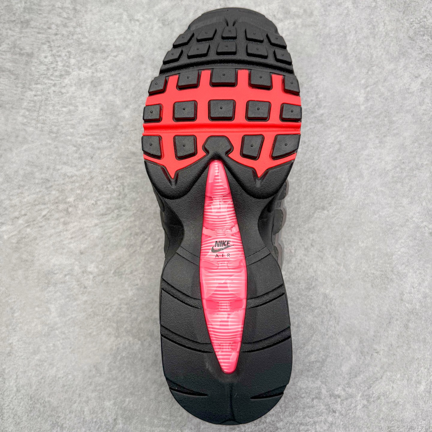 图片[9]-＃GX纯原 NK Air Max 95 复古减震气垫跑鞋 灰红 IM7410-001 经典重温 外单专供大厂出品 品质稳定 一百余色 终端操作 鞋款设计灵感源于人体构造 中底设计基于人体的脊柱构造 是整体设计的核心 尼龙孔眼代表了肋骨 而分层式面板和网眼象征着肌肉纤维和肉体组织 Air Max 95采用了两个独立的吹塑成型的Air-Sole单元 并首次在前掌使用可视化气垫设计 Swoosh logo夜当作一个 点符号放在了鞋子的后帮位置 20年的发展让 AIR MAX 95有了不同的故事 20年后再度面向世人的时候 焕然一新的面貌 让人有了另外一种清新脱俗的感觉 尺码：40 40.5 41 42 42.5 43 44 44.5 45 45.5 46 47.5 48.5-选品中心