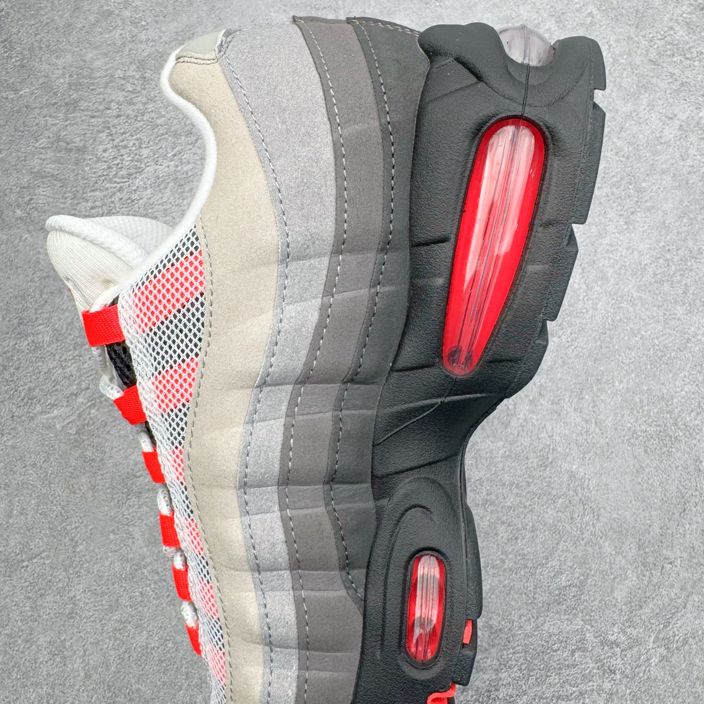 图片[7]-＃GX纯原 NK Air Max 95 复古减震气垫跑鞋 灰红 IM7410-001 经典重温 外单专供大厂出品 品质稳定 一百余色 终端操作 鞋款设计灵感源于人体构造 中底设计基于人体的脊柱构造 是整体设计的核心 尼龙孔眼代表了肋骨 而分层式面板和网眼象征着肌肉纤维和肉体组织 Air Max 95采用了两个独立的吹塑成型的Air-Sole单元 并首次在前掌使用可视化气垫设计 Swoosh logo夜当作一个 点符号放在了鞋子的后帮位置 20年的发展让 AIR MAX 95有了不同的故事 20年后再度面向世人的时候 焕然一新的面貌 让人有了另外一种清新脱俗的感觉 尺码：40 40.5 41 42 42.5 43 44 44.5 45 45.5 46 47.5 48.5-选品中心