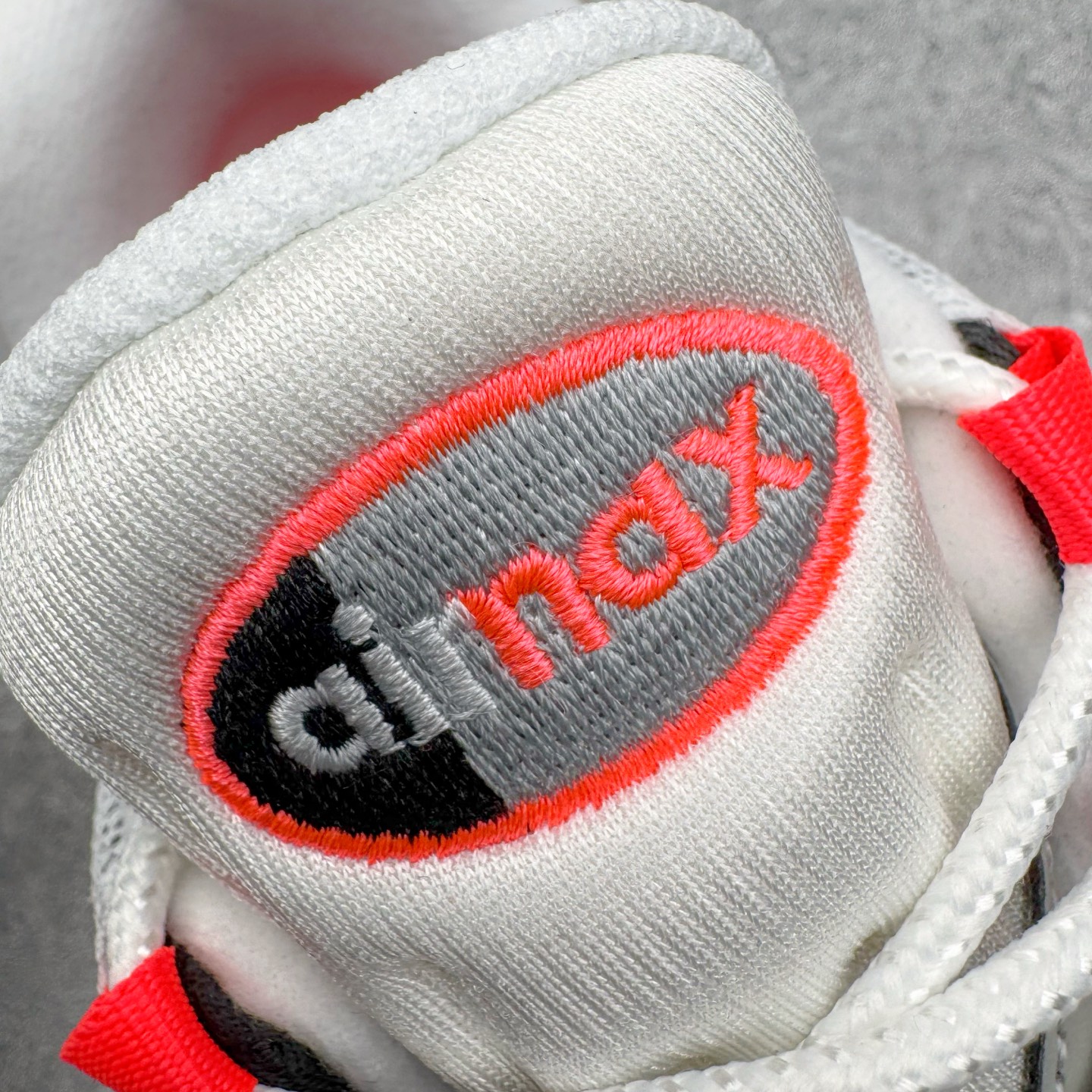 图片[13]-＃GX纯原 NK Air Max 95 复古减震气垫跑鞋 灰红 IM7410-001 经典重温 外单专供大厂出品 品质稳定 一百余色 终端操作 鞋款设计灵感源于人体构造 中底设计基于人体的脊柱构造 是整体设计的核心 尼龙孔眼代表了肋骨 而分层式面板和网眼象征着肌肉纤维和肉体组织 Air Max 95采用了两个独立的吹塑成型的Air-Sole单元 并首次在前掌使用可视化气垫设计 Swoosh logo夜当作一个 点符号放在了鞋子的后帮位置 20年的发展让 AIR MAX 95有了不同的故事 20年后再度面向世人的时候 焕然一新的面貌 让人有了另外一种清新脱俗的感觉 尺码：40 40.5 41 42 42.5 43 44 44.5 45 45.5 46 47.5 48.5-选品中心