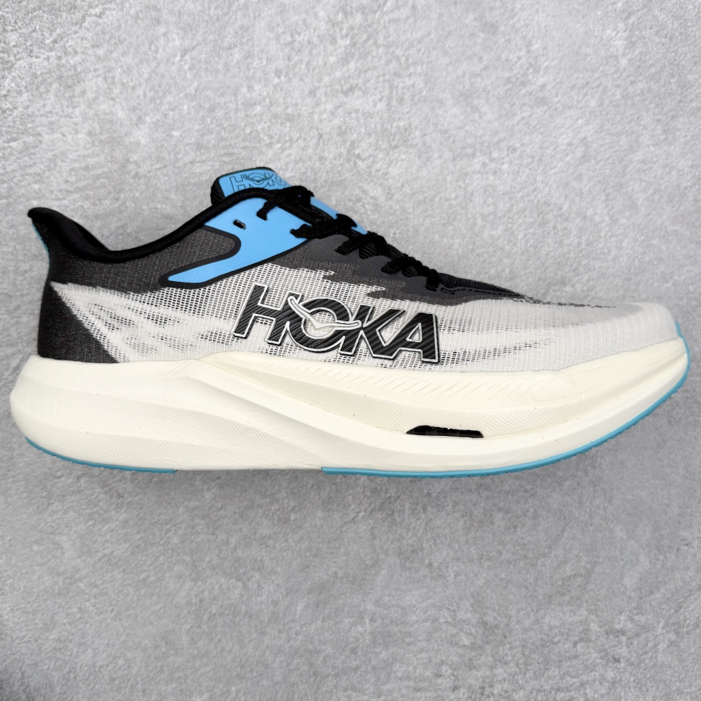 HOKA ONE ONE Rocket X 3 低帮专业越野跑步鞋 实拍首发 相较于前几代Mafate包裹感更好 跟Speedgoat(快速羚羊)系列比起来更加舒适 鞋底防滑性能在下坡的石板台阶和原始路面都有很好的表现 HOKA血统属性厚底设计 在快速下坡时起到缓震保护作用 减少重力给予脚踝、膝部、髋关节等处带来的冲击力 尺码：36 37 37.5 38 38.5 39 40 40.5 41 42 42.5 43 44 44.5 45-选品中心