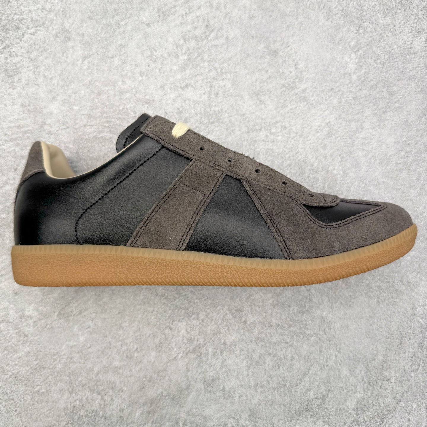 ＃GD广顶 Maison Margiela Calfskin Replica 马吉拉复古低帮时尚德训鞋 上万点击率爆款 高端零售专供批次 全套原楦原纸板原厂数据开发 全鞋荧光划线卡点 胶水把控整洁度追求极致完美 多重QC质检 超越公司货的品控标准 实实在在的免检产品 原盒原配防尘袋购物卡 全网唯一正确0-23数字排版 一比一间距字体 内里全头层小羊皮 原版防滑鞋底设计 灰色翻毛牛皮 白色细纹贝利头层皮 依照原版逐帧开发 原装淡粉纸板中底带编号钢印 尺码：35 36 36.5 37 38 39 40 41 42 42.5 43 44 44.5 45-选品中心