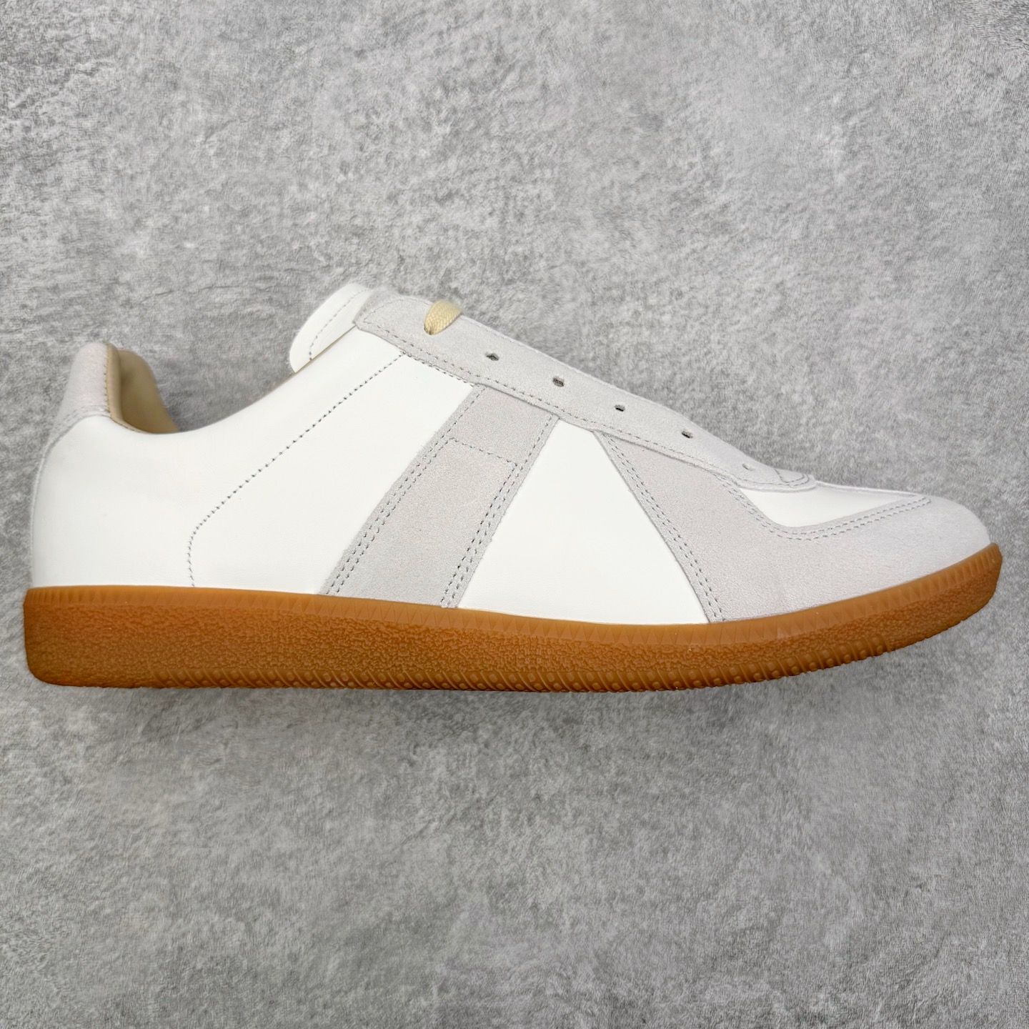 ＃GD广顶 Maison Margiela Calfskin Replica 马吉拉复古低帮时尚德训鞋 上万点击率爆款 高端零售专供批次 全套原楦原纸板原厂数据开发 全鞋荧光划线卡点 胶水把控整洁度追求极致完美 多重QC质检 超越公司货的品控标准 实实在在的免检产品 原盒原配防尘袋购物卡 全网唯一正确0-23数字排版 一比一间距字体 内里全头层小羊皮 原版防滑鞋底设计 灰色翻毛牛皮 白色细纹贝利头层皮 依照原版逐帧开发 原装淡粉纸板中底带编号钢印 尺码：35 36 36.5 37 38 39 40 41 42 42.5 43 44 44.5 45-选品中心