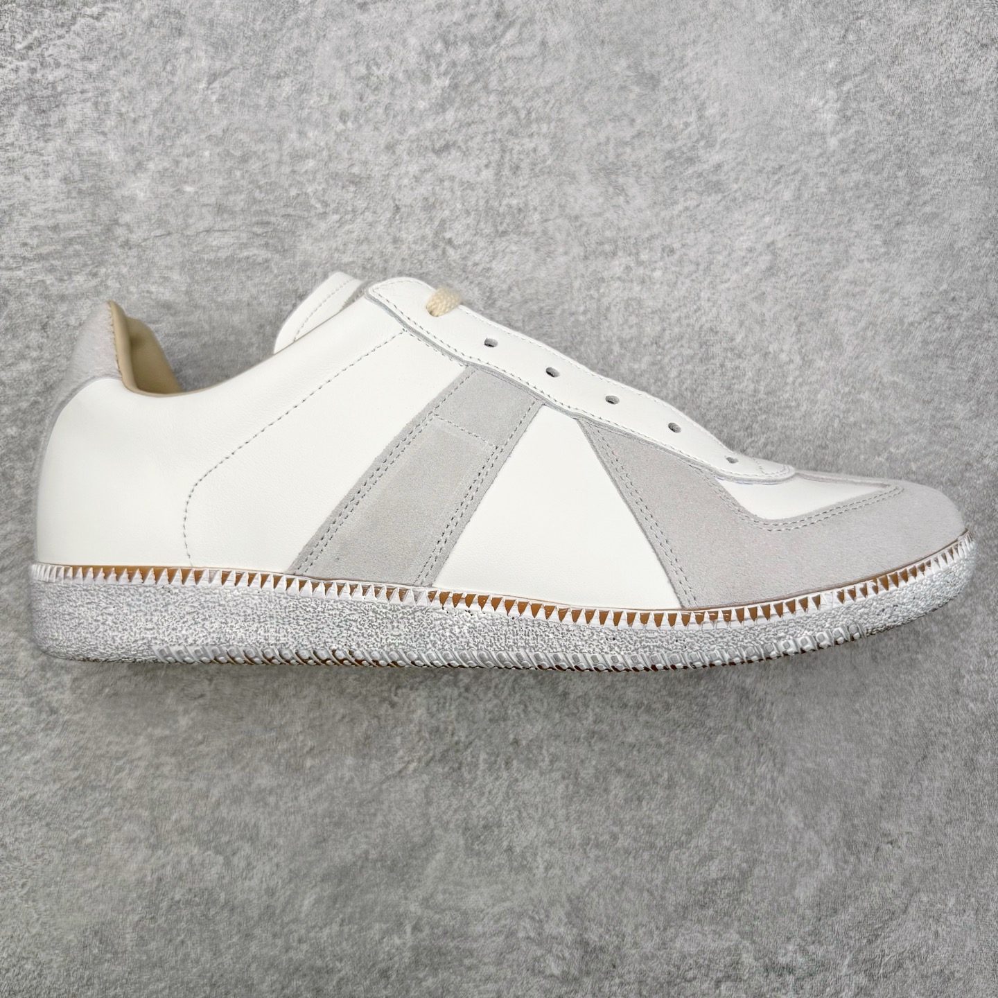 ＃GD广顶 Maison Margiela Calfskin Replica 马吉拉复古低帮时尚德训鞋 上万点击率爆款 高端零售专供批次 全套原楦原纸板原厂数据开发 全鞋荧光划线卡点 胶水把控整洁度追求极致完美 多重QC质检 超越公司货的品控标准 实实在在的免检产品 原盒原配防尘袋购物卡 全网唯一正确0-23数字排版 一比一间距字体 内里全头层小羊皮 原版防滑鞋底设计 灰色翻毛牛皮 白色细纹贝利头层皮 依照原版逐帧开发 原装淡粉纸板中底带编号钢印 尺码：35 36 36.5 37 38 39 40 41 42 42.5 43 44 44.5 45-选品中心