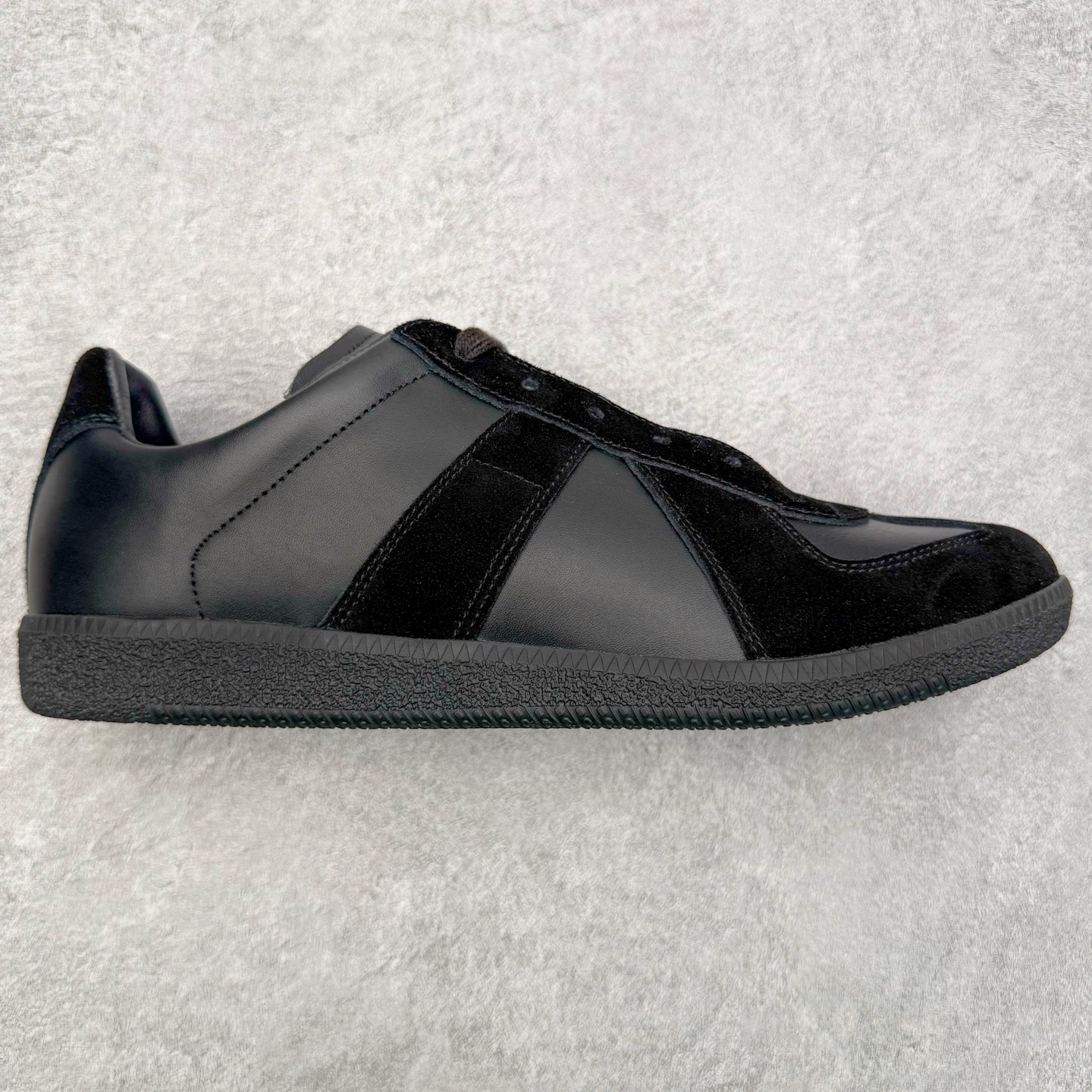＃GD广顶 Maison Margiela Calfskin Replica 马吉拉复古低帮时尚德训鞋 上万点击率爆款 高端零售专供批次 全套原楦原纸板原厂数据开发 全鞋荧光划线卡点 胶水把控整洁度追求极致完美 多重QC质检 超越公司货的品控标准 实实在在的免检产品 原盒原配防尘袋购物卡 全网唯一正确0-23数字排版 一比一间距字体 内里全头层小羊皮 原版防滑鞋底设计 灰色翻毛牛皮 白色细纹贝利头层皮 依照原版逐帧开发 原装淡粉纸板中底带编号钢印 尺码：35 36 36.5 37 38 39 40 41 42 42.5 43 44 44.5 45-选品中心