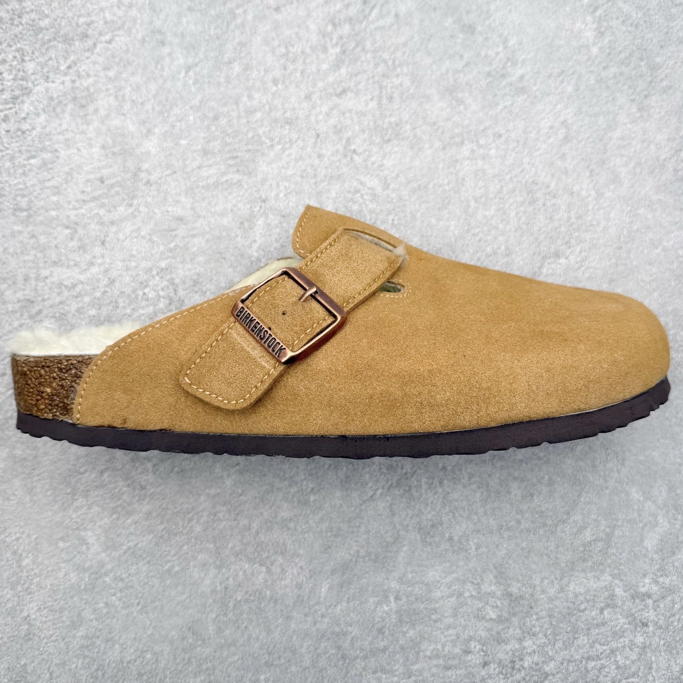 Birkenstock Boston VL 勃肯软木底包头拖鞋加绒版 天鹅绒般的绒面革赋子休闲的经典外观 四季皆宜 柔软的鞋床采用额外的泡沫缓冲层 提供额外的舒适感和全天支撑 全网独家首发 源于德国的严谨工艺 牛巴戎面 中层松木 EVA 三层组合大底 优质牛皮面料五金扣 出口订单 尺码：35 36 37 38 39 40-选品中心