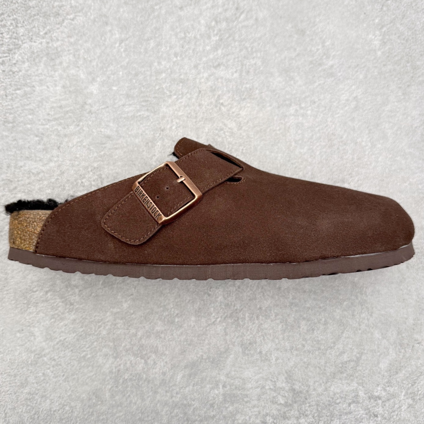 Birkenstock Boston VL 勃肯软木底包头拖鞋加绒版 天鹅绒般的绒面革赋子休闲的经典外观 四季皆宜 柔软的鞋床采用额外的泡沫缓冲层 提供额外的舒适感和全天支撑 全网独家首发 源于德国的严谨工艺 牛巴戎面 中层松木 EVA 三层组合大底 优质牛皮面料五金扣 出口订单 尺码：35 36 37 38 39 40-选品中心