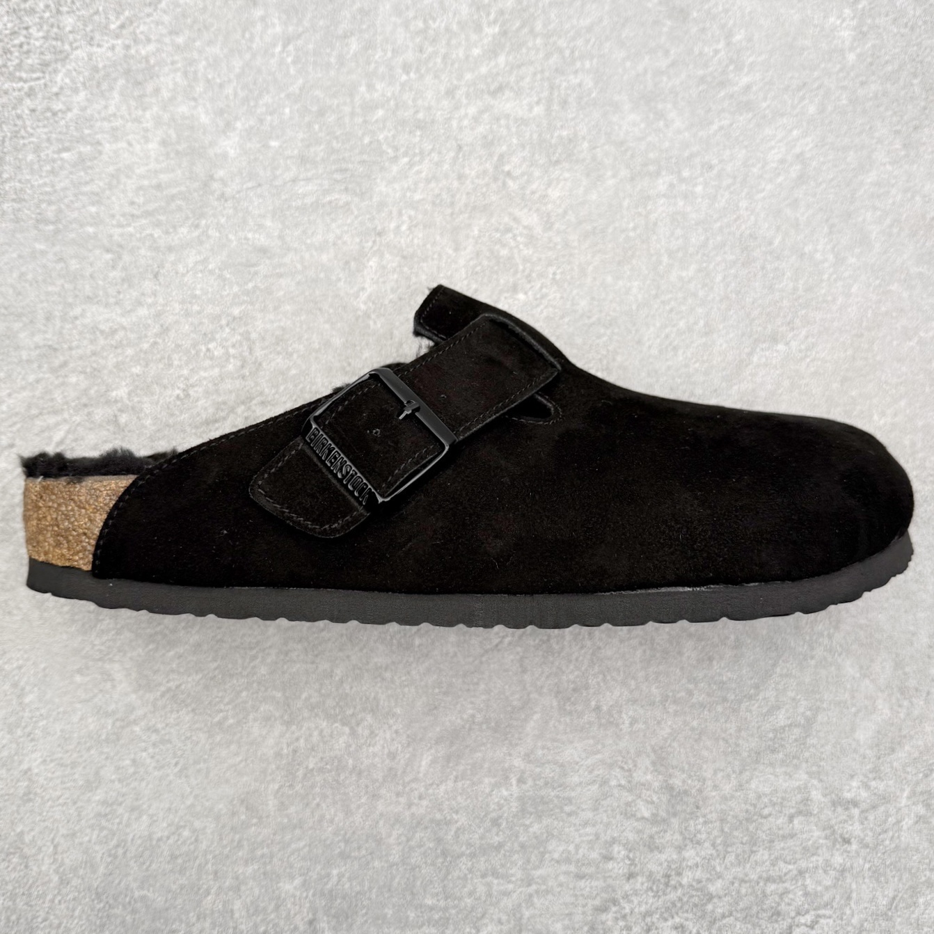 Birkenstock Boston VL 勃肯软木底包头拖鞋加绒版 天鹅绒般的绒面革赋子休闲的经典外观 四季皆宜 柔软的鞋床采用额外的泡沫缓冲层 提供额外的舒适感和全天支撑 全网独家首发 源于德国的严谨工艺 牛巴戎面 中层松木 EVA 三层组合大底 优质牛皮面料五金扣 出口订单 尺码：35 36 37 38 39 40-选品中心