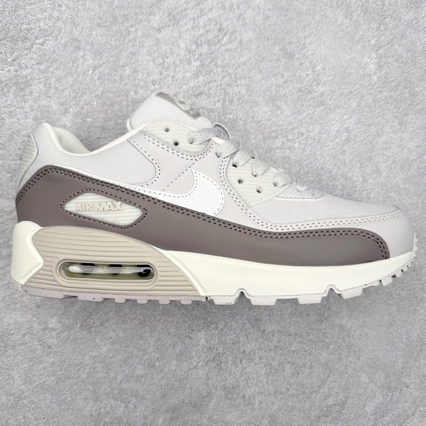 ＃MX版 NK Air MAX 90 气垫复古减震跑步鞋 DZ3522-003 经典重温 独家陆续补货 外单专供大厂出品 品质稳定 一百余色 终端操作 Air Max 90于1990年推出 来自Air Max系列 在Air Max 1的基础上改进而得 增加了气垫面积 外型上也更为流线 最特別的就是加入了菱纹塑胶嵌板 为Air Max 90增添了许多潮流气息 皮革鞋面 造就出色耐穿性和支撑力 Max Air缓震配置搭配泡棉中底 令Air Max 90轻盈而舒适 华夫格橡胶外底 铸就Air Max 90非凡的抓地力 而Air Max 90不仅是一双跑鞋 它成功跨越了时间的演进 成为了球鞋文化与潮流圈中最熟为人知的鞋款之一 尺码：36 36.5 37.5 38 38.5 39 40 40.5 41 42 42.5 43 44 44.5 45-选品中心