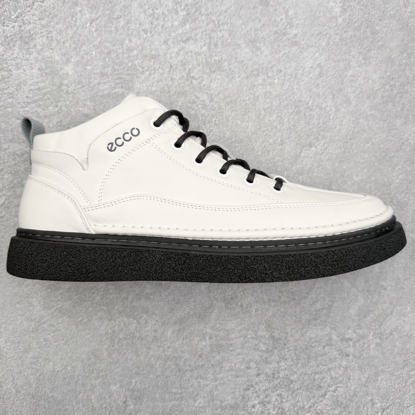 ECCO爱步中高帮男鞋 热门销售款式 城市休闲系列 气质百搭潮酷板鞋 精选牛皮面料 现代品质鞋面设计 纹理自然，细腻柔软 具有良好透气性 舒适保暖 侧前独有LOGO设计 双层牛皮鞋边 坚韧鞋线车边 经典潮流 全新轻量发泡底材与橡胶大底结合 脚感轻盈柔韧 防滑耐磨 抓地力强 时尚潮流休闲 随想假日 尺码：38 39 40 41 42 43 44 （皮鞋码）-选品中心