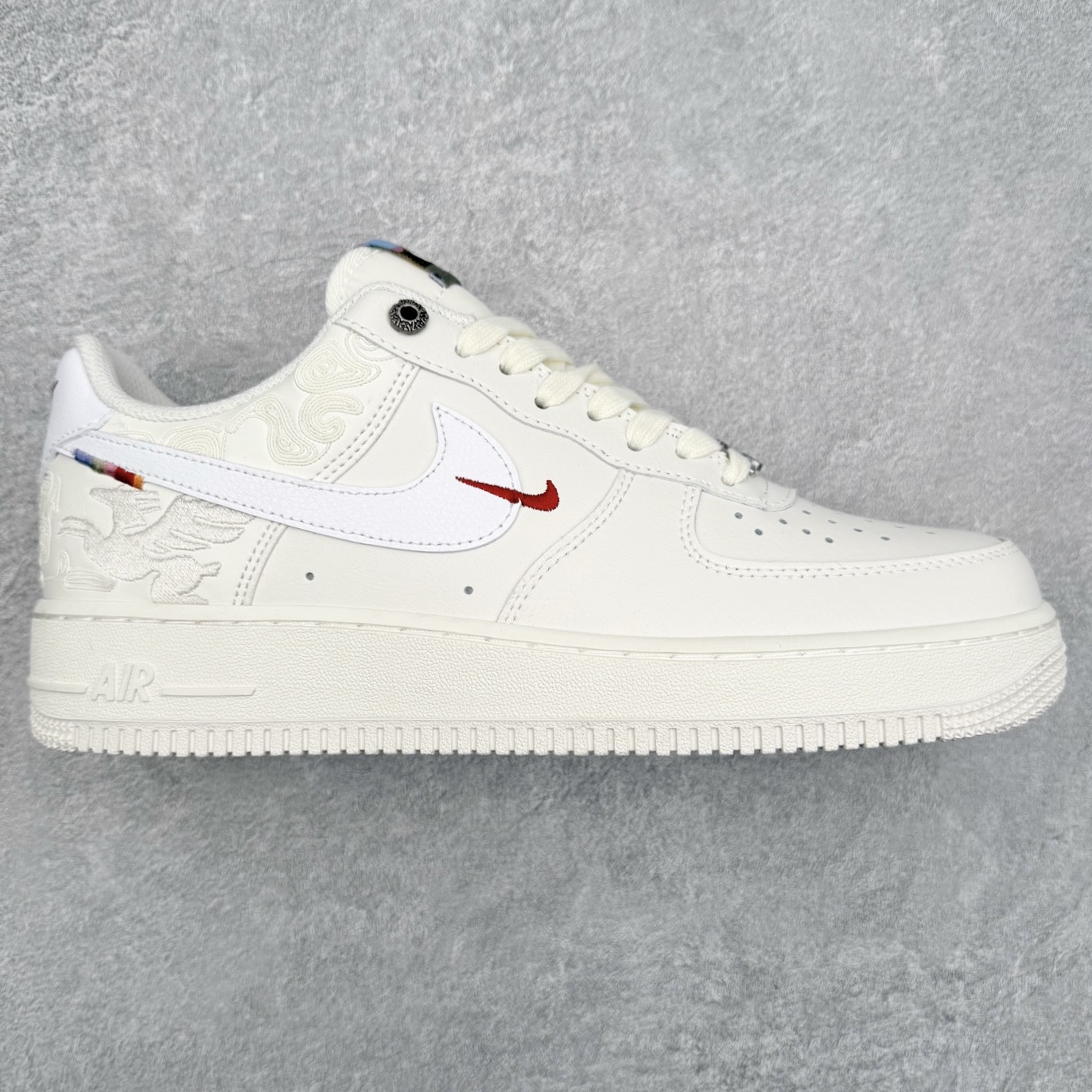 NK Air Force 1´07 Low 空军一号低帮百搭休闲运动板鞋 IQ1119-011 柔软、弹性十足的缓震性能和出色的中底设计 横跨复古与现代的外型结合 造就出风靡全球 三十多年的Force 1 直到今天还深受青睐 实拍调校N版已经零色差零失真 百分百还原实物色彩所见即所得 不存在货不对板色差等低级问题 选购参考实物拍摄 不混卖不参货 只用心做好货严格选品 承诺混一赔十 尺码：36 36.5 37.5 38 38.5 39 40 40.5 41 42 42.5 43 44 44.5 45-选品中心