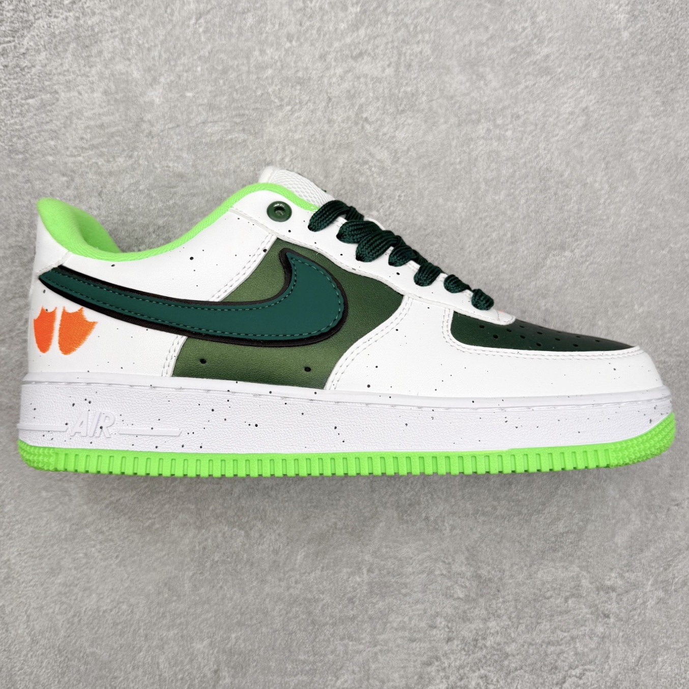 NK Air Force 1´07 Low 空军一号低帮百搭休闲运动板鞋 IU7613-100 柔软、弹性十足的缓震性能和出色的中底设计 横跨复古与现代的外型结合 造就出风靡全球 三十多年的Force 1 直到今天还深受青睐 实拍调校N版已经零色差零失真 百分百还原实物色彩所见即所得 不存在货不对板色差等低级问题 选购参考实物拍摄 不混卖不参货 只用心做好货严格选品 承诺混一赔十 尺码：36 36.5 37.5 38 38.5 39 40 40.5 41 42 42.5 43 44 44.5 45-选品中心