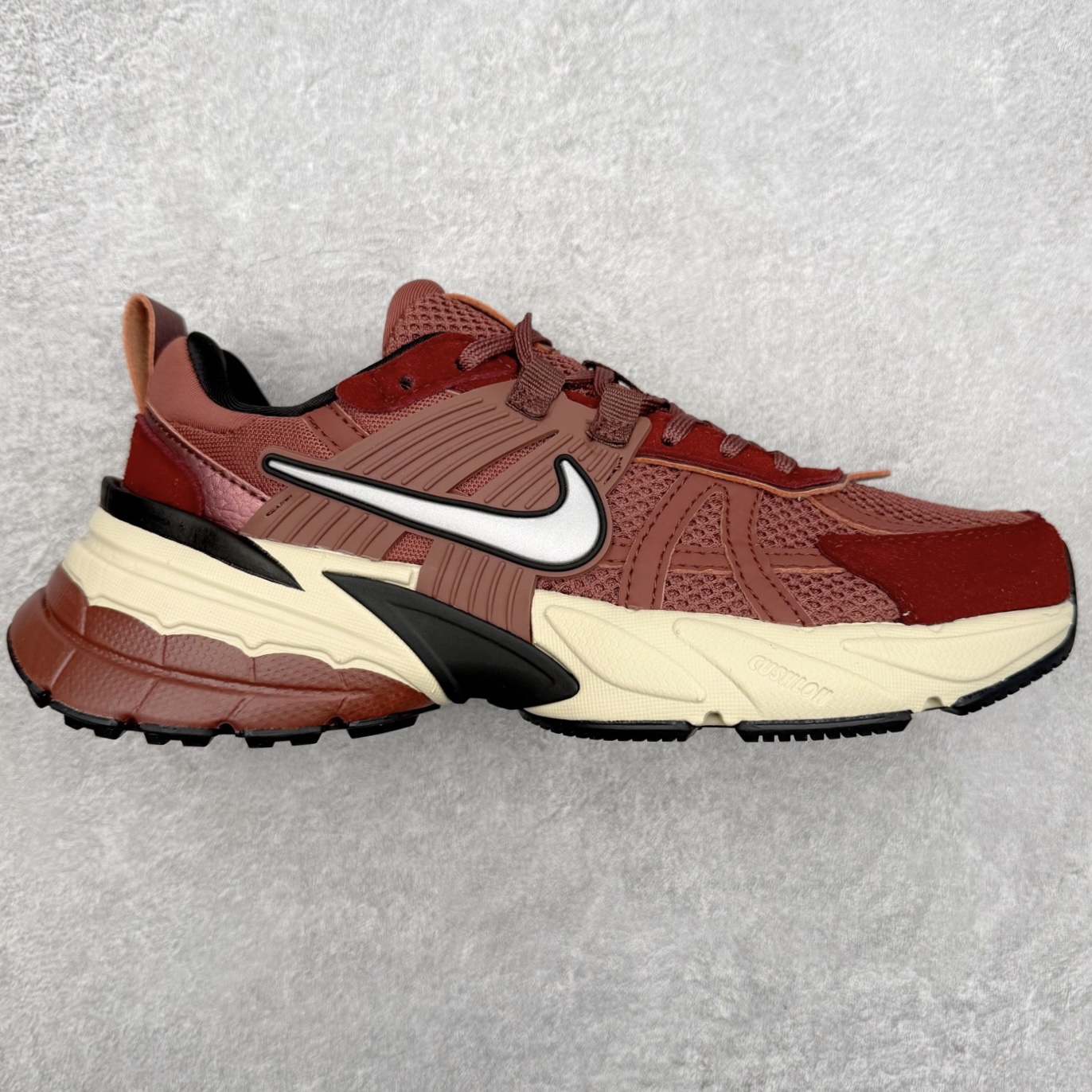 NK V2K Runtekk 减震防滑低帮 复古老爹鞋跑步鞋 FN6703-201 鞋款被命名为 Runtekk 设计上借鉴了 2000 年的跑鞋风格 配色上以金属银为主调 简练又有复古运动气质 材质上使用大面积网眼、皮革、TPU 组成 支撑和透气性肯定不错 中底处由 Cushlon 泡绵打造 保证在压马路时可以提供优秀脚感 并通过一手做旧氧化效果突出复古感 中底造型很容易让大家联想到巴黎世家3XL 增高效果同样不能忽视 尺码：36 36.5 37.5 38 38.5 39 40 40.5 41 42 42.5 43 44 44.5 45-选品中心