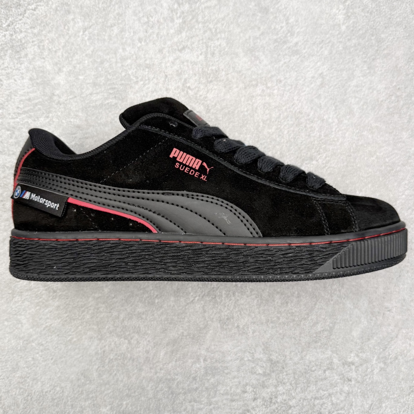 ＃C版 PUMA SUEDE XL 彪马新款面包鞋男女同款复古休闲板鞋 赠送一双鞋带 鞋身通体采用细腻的麂皮材质 厚实柔软 质感出众 鞋侧保留PUMA标志性跑道图案 侧面与后跟点缀金属色PUMA LOGO 兼具辨识度与细节感 加厚鞋垫、饱满鞋舌 搭配加宽扁形鞋带 使得穿着感更加贴合与舒适 值得一提的是 本季SUEDE XL鞋款以黑色、红色及蓝色最为瞩目 经典黑的配色 在低调之余可轻松驾驭任何潮流风格造型 而高饱和度的配色 则是当之无愧的早春出街利器。货号： 395205 尺码：36 37 37.5 38 38.5 39 40 40.5 41 42 42.5 43 44 45-选品中心