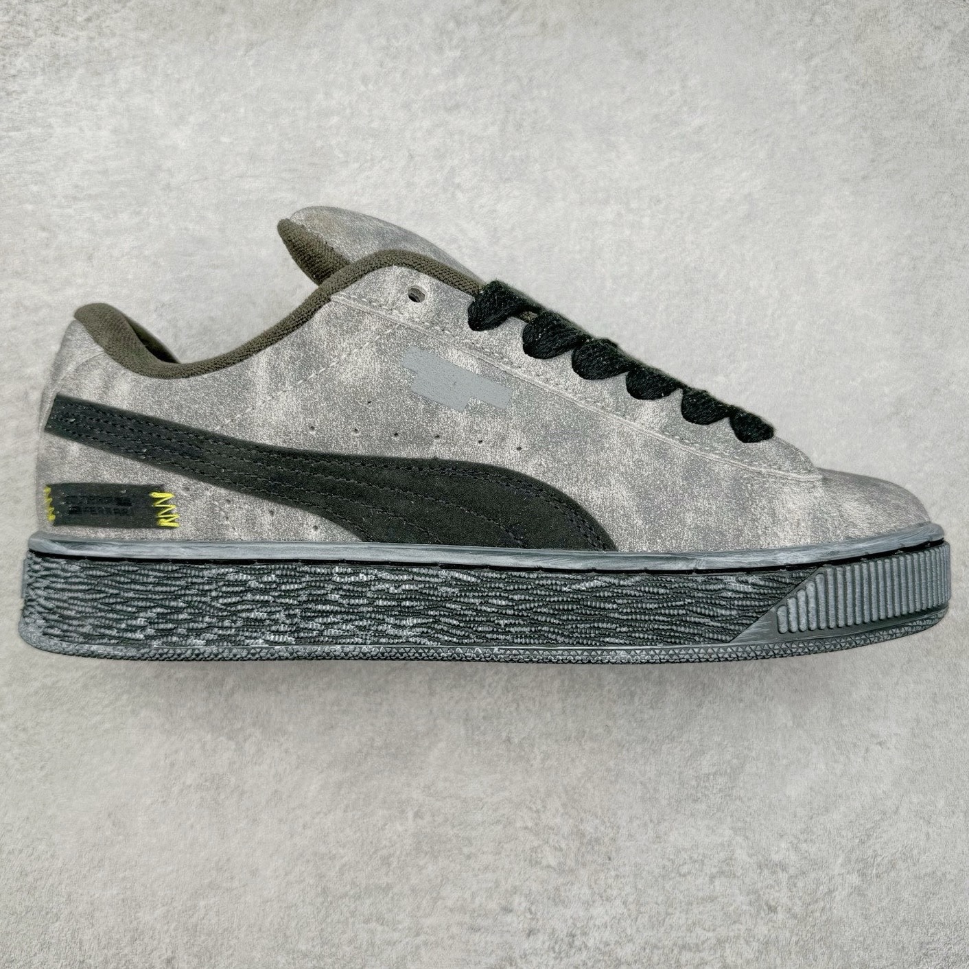 ＃C版 PUMA SUEDE XL 彪马新款面包鞋男女同款复古休闲板鞋 赠送一双鞋带 鞋身通体采用细腻的麂皮材质 厚实柔软 质感出众 鞋侧保留PUMA标志性跑道图案 侧面与后跟点缀金属色PUMA LOGO 兼具辨识度与细节感 加厚鞋垫、饱满鞋舌 搭配加宽扁形鞋带 使得穿着感更加贴合与舒适 值得一提的是 本季SUEDE XL鞋款以黑色、红色及蓝色最为瞩目 经典黑的配色 在低调之余可轻松驾驭任何潮流风格造型 而高饱和度的配色 则是当之无愧的早春出街利器。货号： 395205 尺码：36 37 37.5 38 38.5 39 40 40.5 41 42 42.5 43 44 45-选品中心