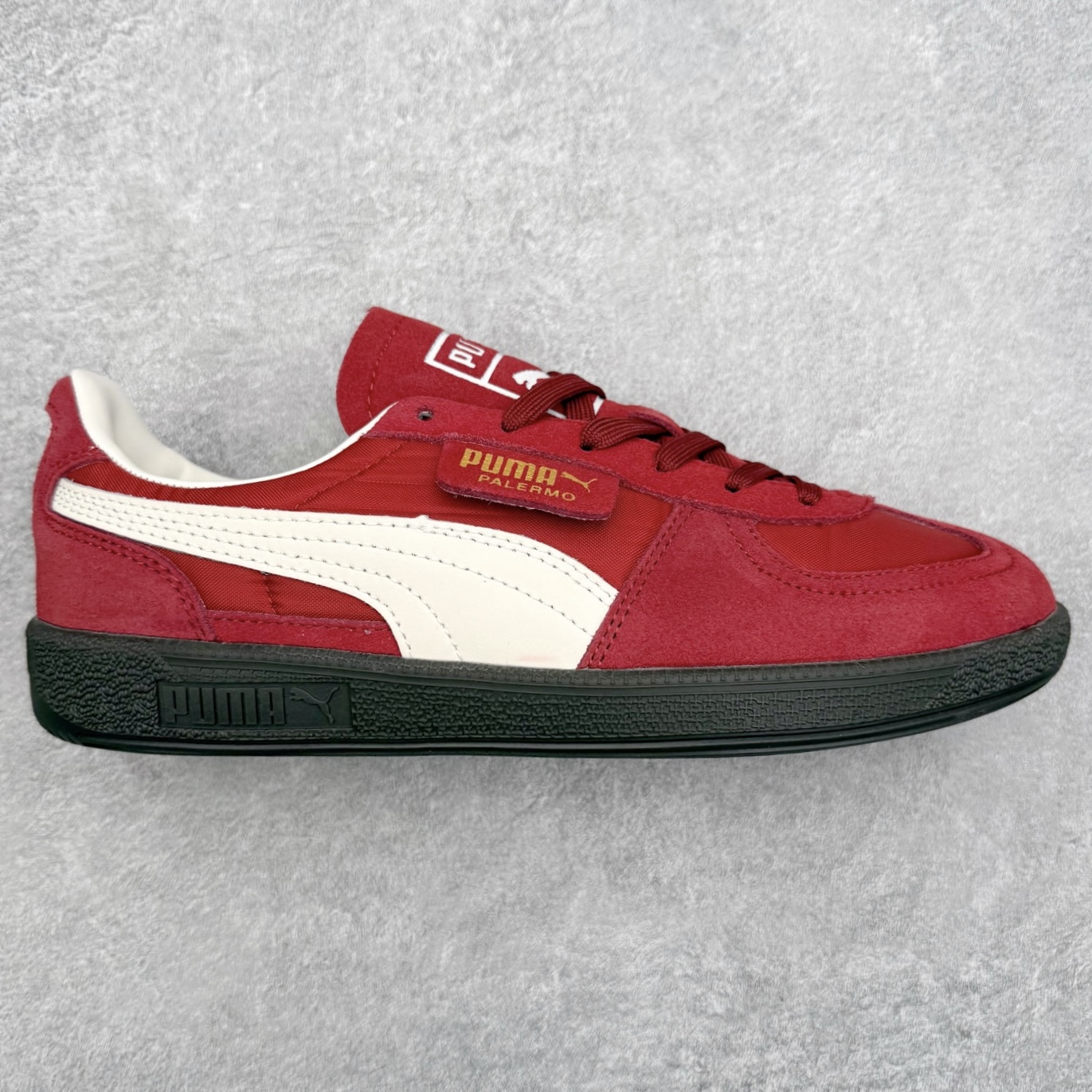PUMA Palermo Trainer 彪马防滑耐磨低帮德训休闲板鞋 简约又不失设计巧思的帅气风格让它轻松驾驭日常休闲或滑板场合 运动兼具匠心 细节彰显品质 衬垫边缘以提供支撑和灵活性 强化鞋头以承受持续的磨损 耐磨性强 稳定性高 抓地更牢 不易打滑 尺码： 35 36 36.5 37.5 38 38.5 39 40 40.5 41 42 42.5 43 44 45-选品中心