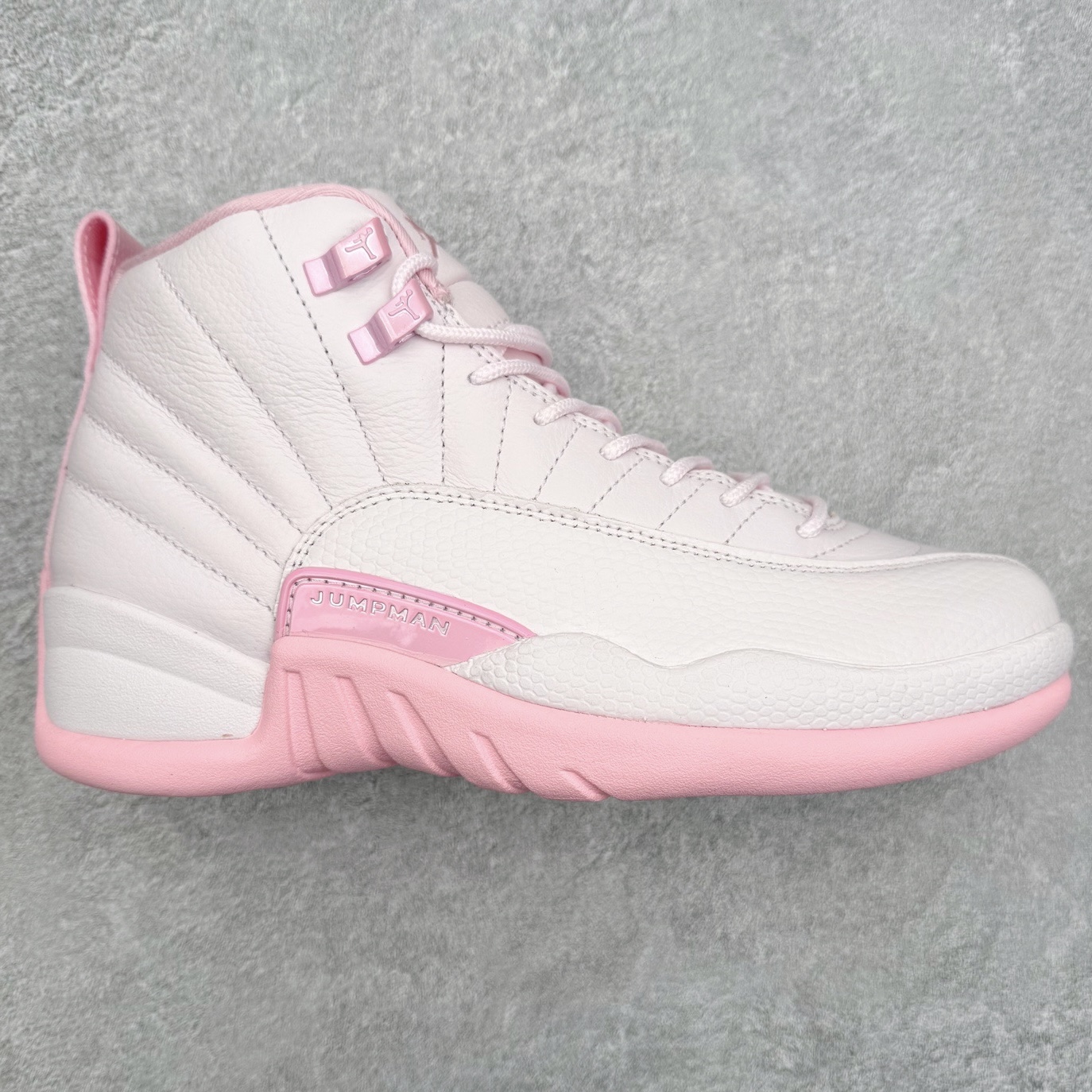 ＃纯原 Air Jordan AJ12 Retro 白粉 货号：510815-600 外贸特供批次 原楦原档案数据开模打造 原汁原味12代鞋型 进口原厂皮料 原厂碳板 原装材料 原厂定制金属扣 原厂电绣 支持与公司货全方位对比 只服务于5%懂鞋的高端客户 发国外可支持各种retail商店充正寄售 尺码：36 36.5 37.5 38 38.5 39 40-选品中心