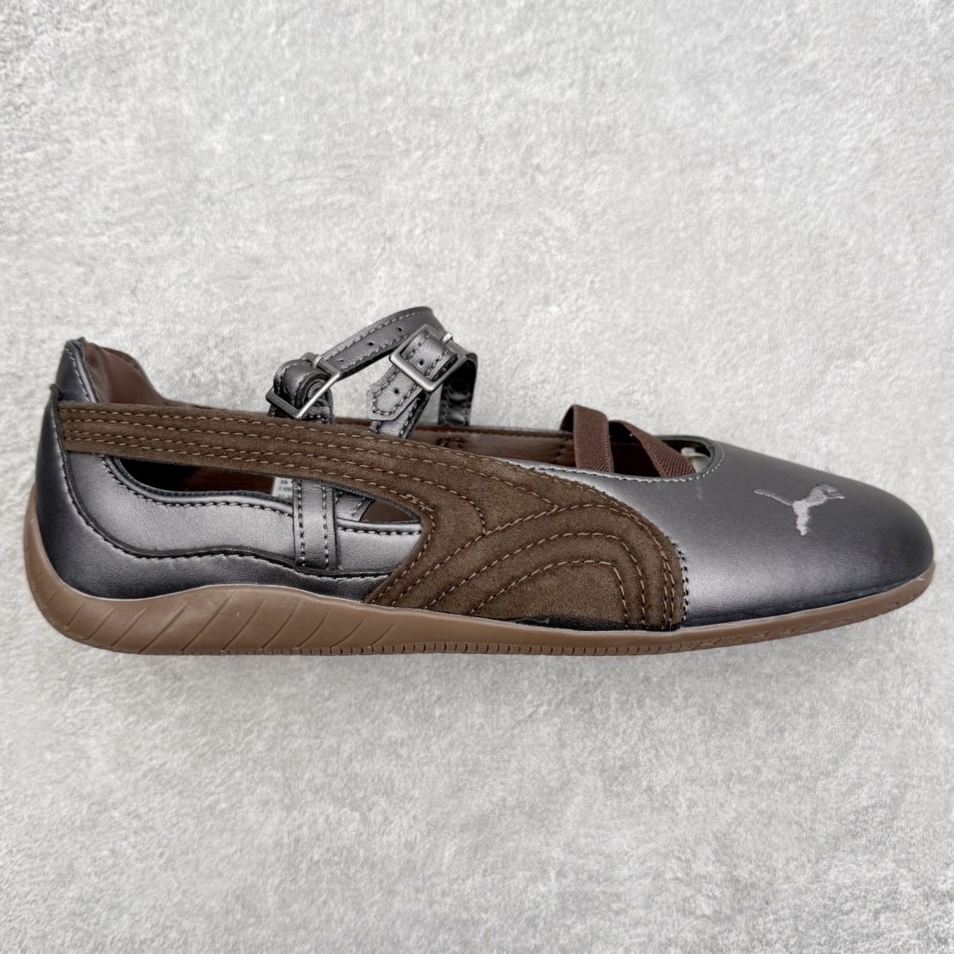 ＃DT PUMA Speedcat Ballerina 彪马柔软舒适防滑耐磨低帮生活休闲鞋芭蕾舞鞋单鞋玛丽珍鞋 这次，PUMA决定再对Speedcat来一次创新，以芭蕾舞鞋为灵感，将芭蕾舞鞋的灵动与轻盈感与赛车鞋融为一体，带来极具个性的全新鞋款Speedcat Ballerina。Speedcat Ballerina由Speedcat去除鞋舌、鞋带以及部分鞋侧位打造而成，鞋带部分被改为如同芭蕾鞋般的交叉弹性带，PUMA的标志依旧设计于鞋侧旁，整个鞋款外观变得更加优雅。Speedcat Ballerina 还汲取了赛车鞋的抓地设计，配备经典橡胶大底。尺码：36 37 37.5 38 38.5 39 40 40.5 41-选品中心