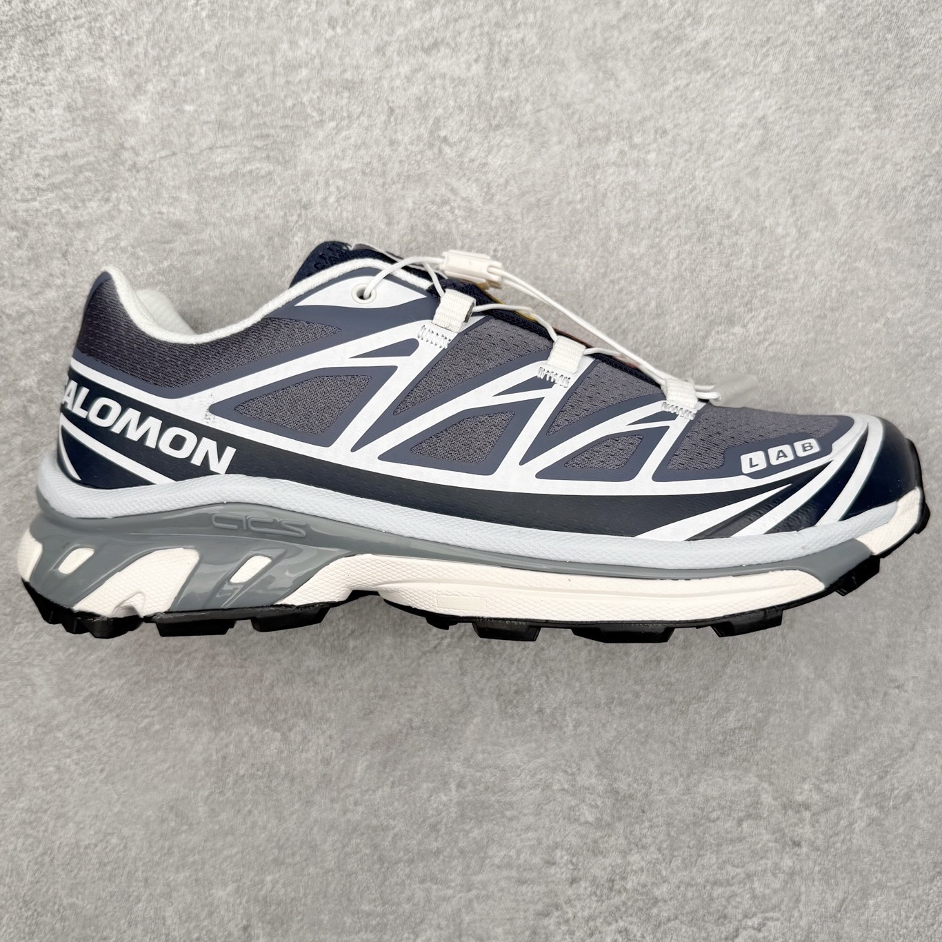 Salomon XT-6 萨洛蒙复古潮流户外机能登山跑鞋 纯原外贸平台特供订单 耗时半年巨作 全套原纸板楦头开发 原厂特供网布配套加持 确保原汁原味 完美呈现版型 原档数据独家私模五层组合大底 男女鞋同步官方开发至46.5 原装Ortholite轻量化鞋垫 中底布带钢印编号 原厂TPU锁扣 进口港宝加持 后跟自然饱满 还原公司包裹性 鞋面以“锯齿”状的包裹系统呈现 在基色底之下加入了各种色点缀 将公司的最新技术和时尚前卫的造型融入耐用的长跑款式中 鞋面由 TPU 薄膜制成 并焊接在高耐磨网眼上 使其既时尚又坚固 由 ACS底盘支撑 可增强稳定性和支撑力 以及由橡胶凸耳 Contragrip外底覆盖的 EVA 缓冲中底 旨在应对崎岖的地形 鞋舌上的彩色Salomon 标签、Quicklace 系统以及鞋头、鞋舌和鞋跟上的附加品牌使细节更加完美 让穿着者可以轻松驾驭户外与通勤下的任何运动生活场景 无缝鞋身户外随意纵横 颜值与脚感兼备 出街通勤 绝对非常吸睛 你值得拥有 尺码：36 36.5 37.5 38 38.5 39 40 40.5 41 42 42.5 43 44 44.5 45 注意：偏小1码-选品中心