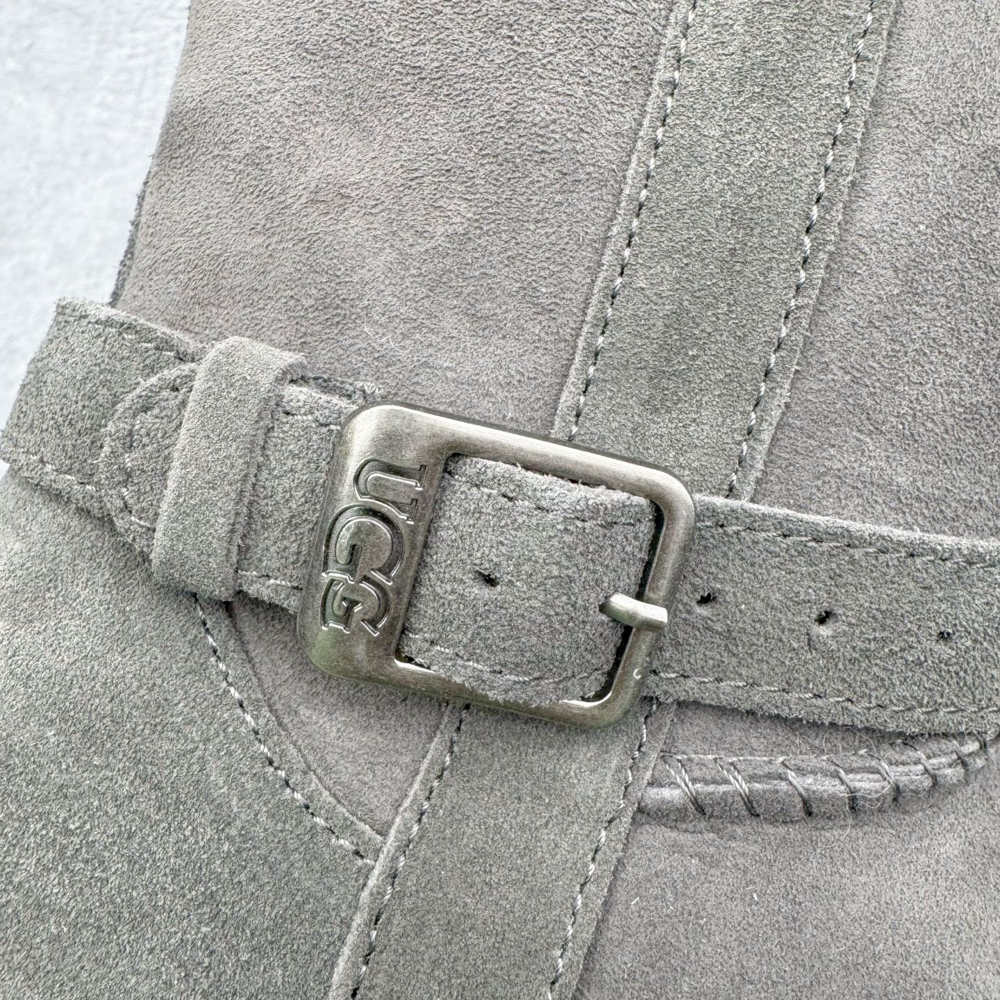 图片[9]-UGG 5971 秋冬羊皮毛一体雪地靴 全鞋采用ZP同厂 隆丰A级澳洲进口羊皮毛一体 品牌代工厂生产线 完全遵循ZP工艺流程 代工厂原厂版师 秉承无原鞋不开发选择 注重每一处细节 市面最正版型 TREADLITE\\\”轻翼\\\”科技外底 轻便/耐用/柔韧/桩型【售后郑重承诺】一个月内若出现重大脱胶/断底等质量问题 直接为您换新！尺码：35 36 37 38 39 40-选品中心