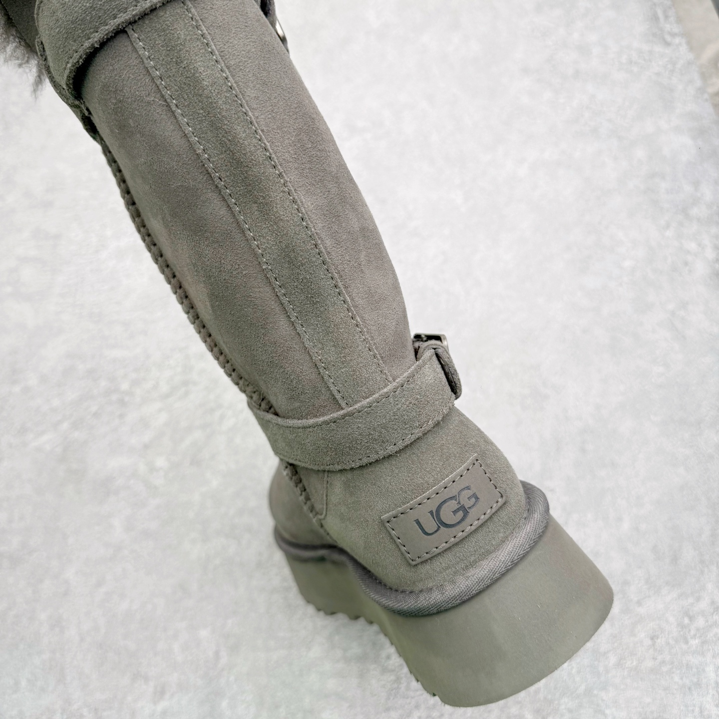 图片[12]-UGG 5971 秋冬羊皮毛一体雪地靴 全鞋采用ZP同厂 隆丰A级澳洲进口羊皮毛一体 品牌代工厂生产线 完全遵循ZP工艺流程 代工厂原厂版师 秉承无原鞋不开发选择 注重每一处细节 市面最正版型 TREADLITE\\\”轻翼\\\”科技外底 轻便/耐用/柔韧/桩型【售后郑重承诺】一个月内若出现重大脱胶/断底等质量问题 直接为您换新！尺码：35 36 37 38 39 40-选品中心