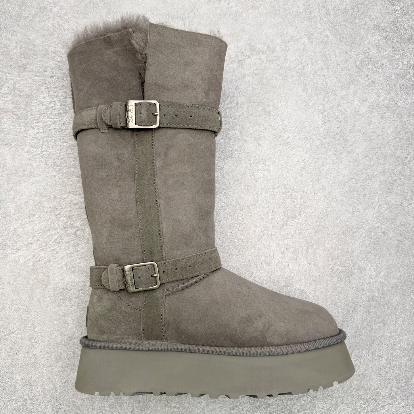 UGG 5971 秋冬羊皮毛一体雪地靴 全鞋采用ZP同厂 隆丰A级澳洲进口羊皮毛一体 品牌代工厂生产线 完全遵循ZP工艺流程 代工厂原厂版师 秉承无原鞋不开发选择 注重每一处细节 市面最正版型 TREADLITE\\\