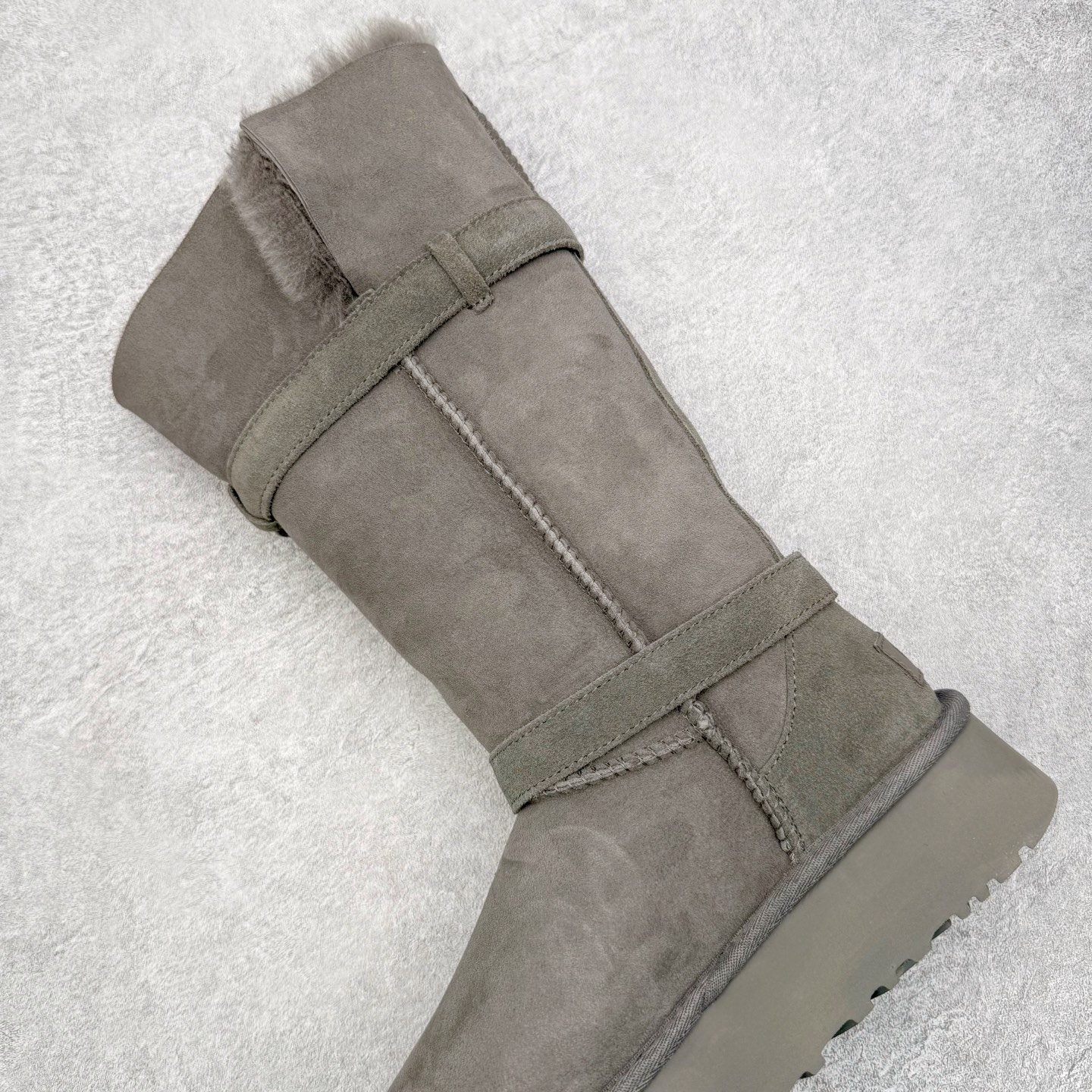 图片[7]-UGG 5971 秋冬羊皮毛一体雪地靴 全鞋采用ZP同厂 隆丰A级澳洲进口羊皮毛一体 品牌代工厂生产线 完全遵循ZP工艺流程 代工厂原厂版师 秉承无原鞋不开发选择 注重每一处细节 市面最正版型 TREADLITE\\\”轻翼\\\”科技外底 轻便/耐用/柔韧/桩型【售后郑重承诺】一个月内若出现重大脱胶/断底等质量问题 直接为您换新！尺码：35 36 37 38 39 40-选品中心