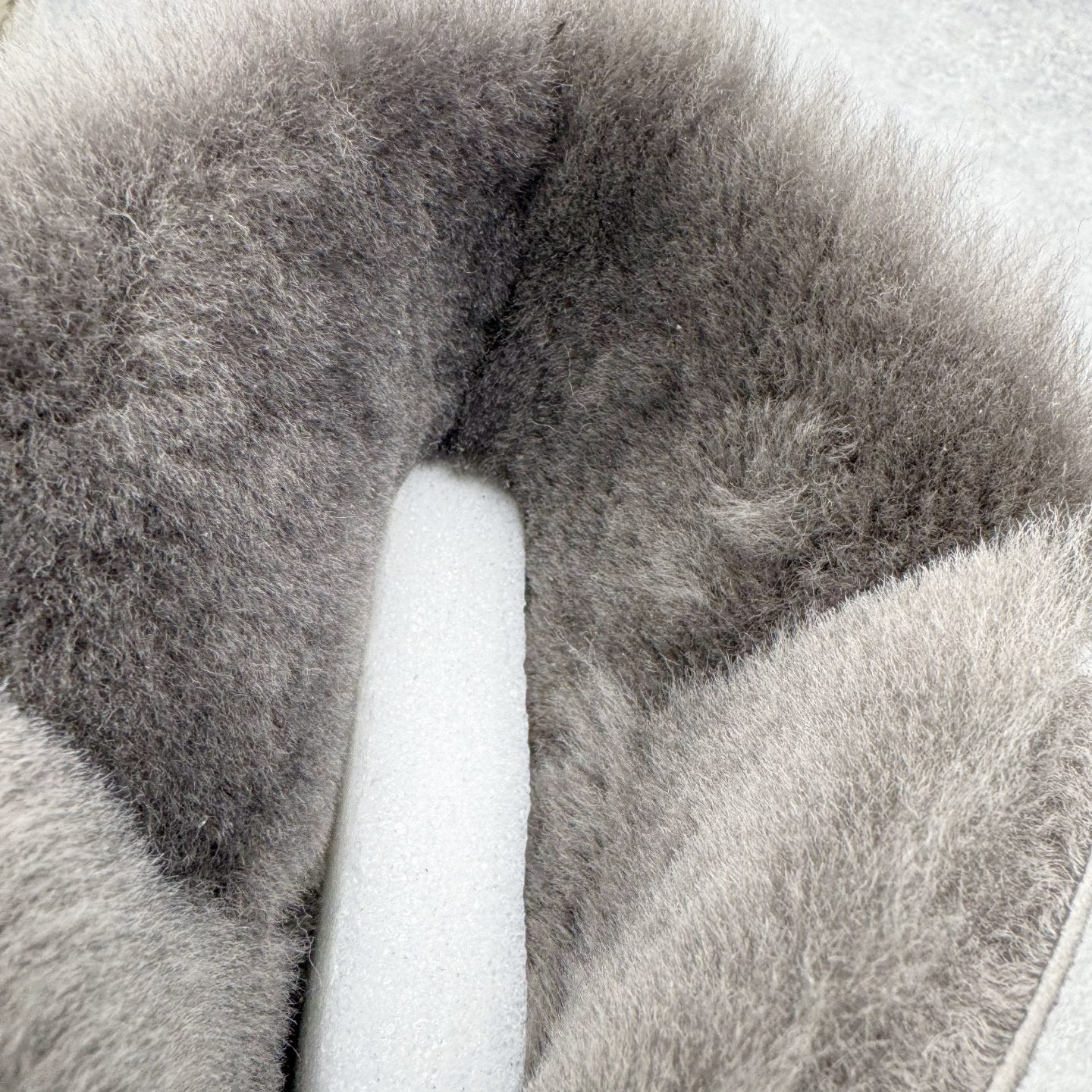 图片[11]-UGG 5971 秋冬羊皮毛一体雪地靴 全鞋采用ZP同厂 隆丰A级澳洲进口羊皮毛一体 品牌代工厂生产线 完全遵循ZP工艺流程 代工厂原厂版师 秉承无原鞋不开发选择 注重每一处细节 市面最正版型 TREADLITE\\\”轻翼\\\”科技外底 轻便/耐用/柔韧/桩型【售后郑重承诺】一个月内若出现重大脱胶/断底等质量问题 直接为您换新！尺码：35 36 37 38 39 40-选品中心