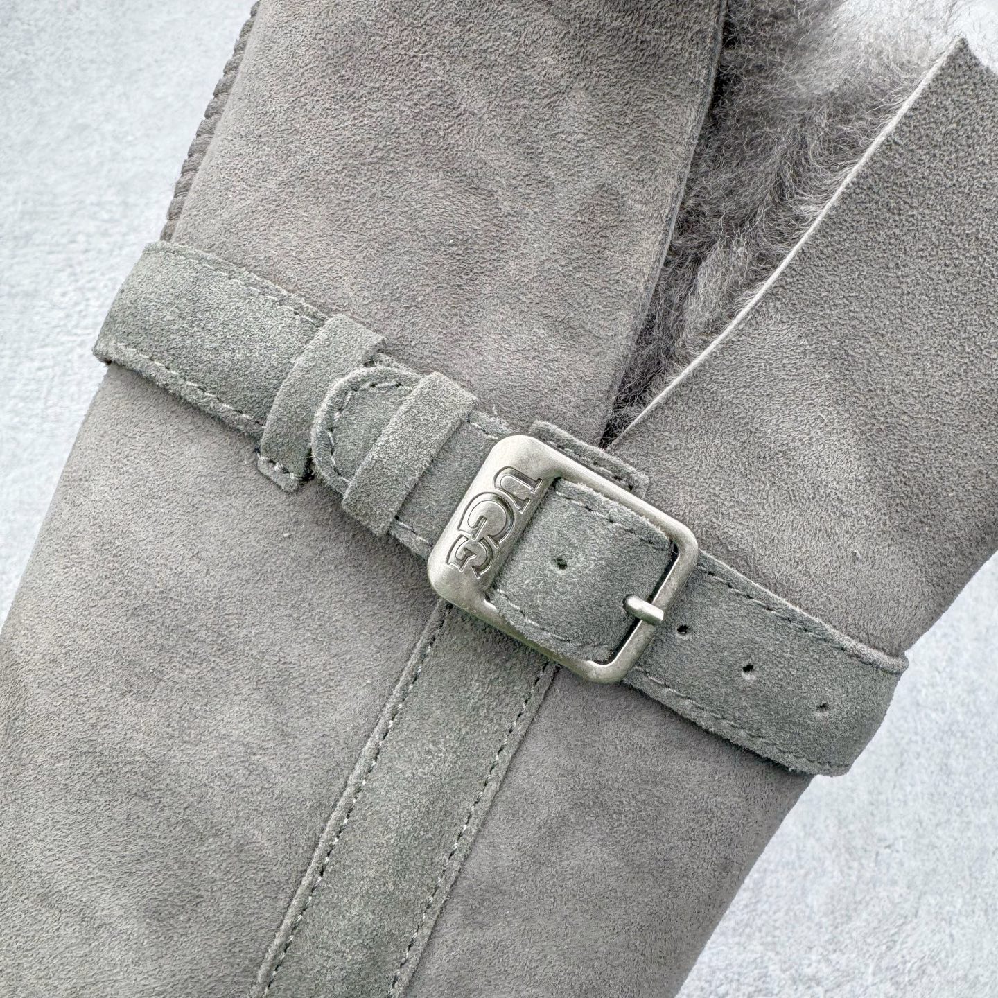 图片[10]-UGG 5971 秋冬羊皮毛一体雪地靴 全鞋采用ZP同厂 隆丰A级澳洲进口羊皮毛一体 品牌代工厂生产线 完全遵循ZP工艺流程 代工厂原厂版师 秉承无原鞋不开发选择 注重每一处细节 市面最正版型 TREADLITE\\\”轻翼\\\”科技外底 轻便/耐用/柔韧/桩型【售后郑重承诺】一个月内若出现重大脱胶/断底等质量问题 直接为您换新！尺码：35 36 37 38 39 40-选品中心