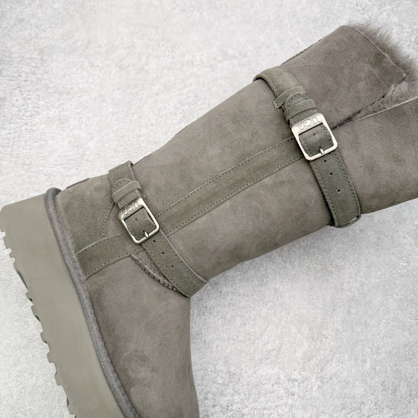 图片[6]-UGG 5971 秋冬羊皮毛一体雪地靴 全鞋采用ZP同厂 隆丰A级澳洲进口羊皮毛一体 品牌代工厂生产线 完全遵循ZP工艺流程 代工厂原厂版师 秉承无原鞋不开发选择 注重每一处细节 市面最正版型 TREADLITE\\\”轻翼\\\”科技外底 轻便/耐用/柔韧/桩型【售后郑重承诺】一个月内若出现重大脱胶/断底等质量问题 直接为您换新！尺码：35 36 37 38 39 40-选品中心