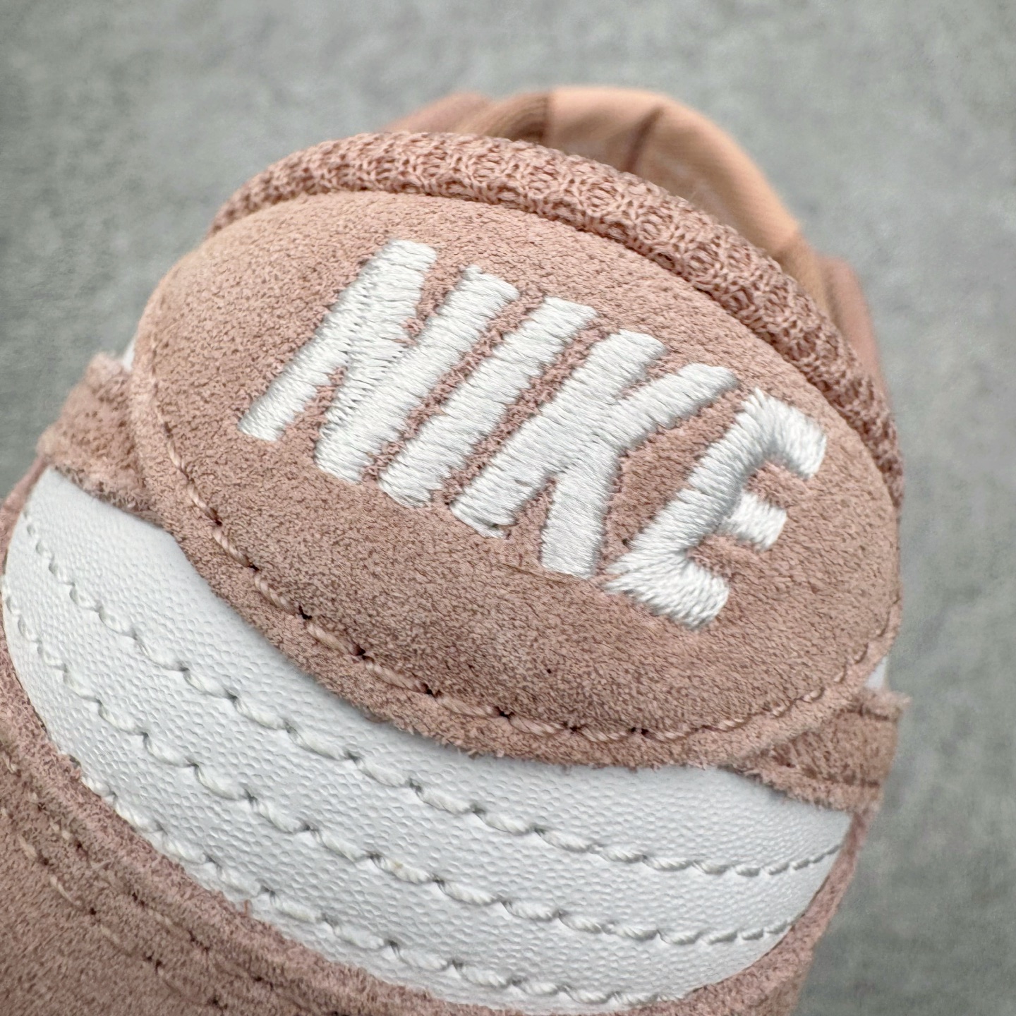 图片[16]-＃CS纯原 NK Dunk Low 白粉 IB4417-102 实力大厂出品 新配色陆续开发 利润个位数只为口碑 全套原纸板楦头开发 确保原汁原味 完美呈现DUNK版型 一比一鞋头弧度高度鞋身弧度 此版本只针对中端市场 皮料材质有所更替 其他数据细节工艺流程均保持一致 绝不口嗨 细节品控鞋型随意对比 独家私模官方第六代原厂航空铝磨具打磨大底 鞋头坡度极致还原 无解鞋型 原盒原配 圈内天花板工艺 原厂玻璃冲刀 超高清洁度 全鞋零毛边皮料切割 原厂中底布点胶 中底布拉帮走线遵循公司 尺码：36 36.5 37.5 38 38.5 39 40 40.5 41 42 42.5 43 44 44.5 45 46-选品中心