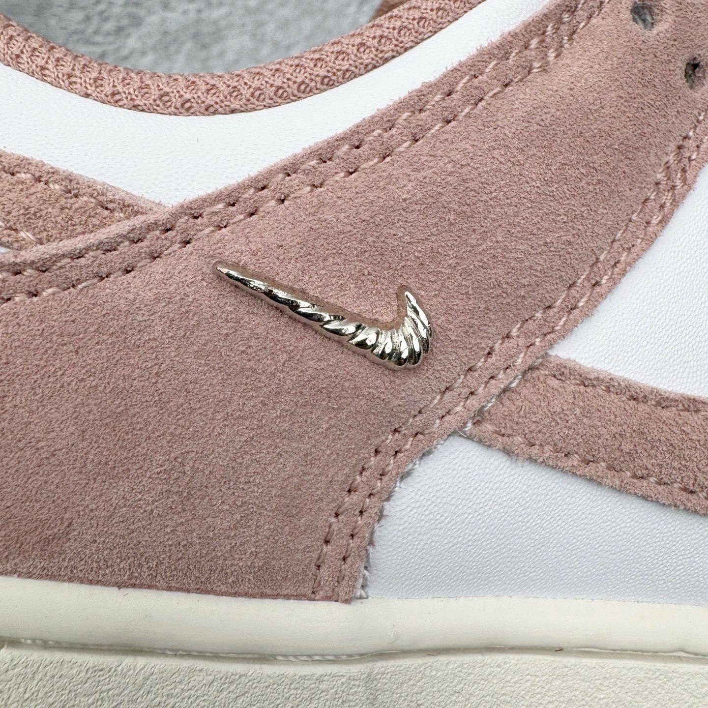 图片[17]-＃CS纯原 NK Dunk Low 白粉 IB4417-102 实力大厂出品 新配色陆续开发 利润个位数只为口碑 全套原纸板楦头开发 确保原汁原味 完美呈现DUNK版型 一比一鞋头弧度高度鞋身弧度 此版本只针对中端市场 皮料材质有所更替 其他数据细节工艺流程均保持一致 绝不口嗨 细节品控鞋型随意对比 独家私模官方第六代原厂航空铝磨具打磨大底 鞋头坡度极致还原 无解鞋型 原盒原配 圈内天花板工艺 原厂玻璃冲刀 超高清洁度 全鞋零毛边皮料切割 原厂中底布点胶 中底布拉帮走线遵循公司 尺码：36 36.5 37.5 38 38.5 39 40 40.5 41 42 42.5 43 44 44.5 45 46-选品中心