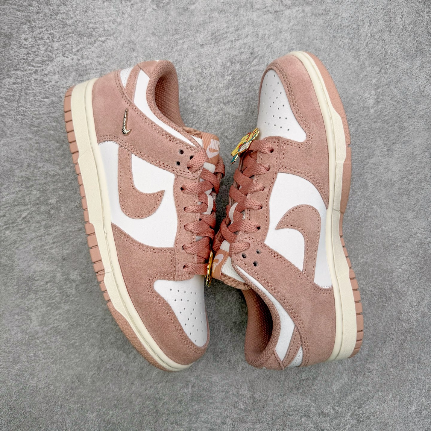 图片[3]-＃CS纯原 NK Dunk Low 白粉 IB4417-102 实力大厂出品 新配色陆续开发 利润个位数只为口碑 全套原纸板楦头开发 确保原汁原味 完美呈现DUNK版型 一比一鞋头弧度高度鞋身弧度 此版本只针对中端市场 皮料材质有所更替 其他数据细节工艺流程均保持一致 绝不口嗨 细节品控鞋型随意对比 独家私模官方第六代原厂航空铝磨具打磨大底 鞋头坡度极致还原 无解鞋型 原盒原配 圈内天花板工艺 原厂玻璃冲刀 超高清洁度 全鞋零毛边皮料切割 原厂中底布点胶 中底布拉帮走线遵循公司 尺码：36 36.5 37.5 38 38.5 39 40 40.5 41 42 42.5 43 44 44.5 45 46-选品中心