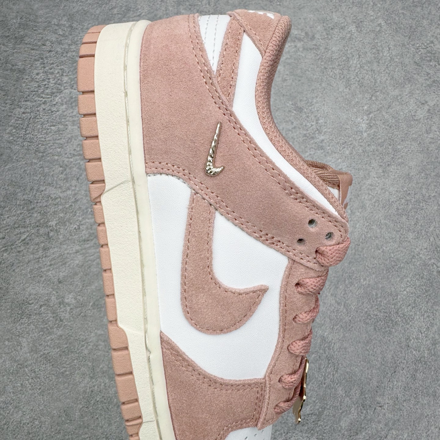 图片[6]-＃CS纯原 NK Dunk Low 白粉 IB4417-102 实力大厂出品 新配色陆续开发 利润个位数只为口碑 全套原纸板楦头开发 确保原汁原味 完美呈现DUNK版型 一比一鞋头弧度高度鞋身弧度 此版本只针对中端市场 皮料材质有所更替 其他数据细节工艺流程均保持一致 绝不口嗨 细节品控鞋型随意对比 独家私模官方第六代原厂航空铝磨具打磨大底 鞋头坡度极致还原 无解鞋型 原盒原配 圈内天花板工艺 原厂玻璃冲刀 超高清洁度 全鞋零毛边皮料切割 原厂中底布点胶 中底布拉帮走线遵循公司 尺码：36 36.5 37.5 38 38.5 39 40 40.5 41 42 42.5 43 44 44.5 45 46-选品中心