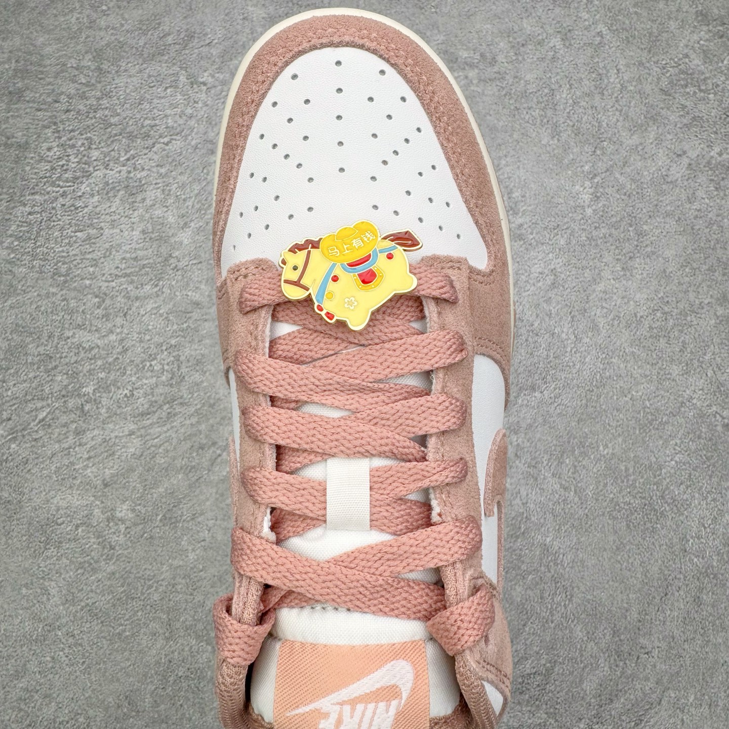 图片[4]-＃CS纯原 NK Dunk Low 白粉 IB4417-102 实力大厂出品 新配色陆续开发 利润个位数只为口碑 全套原纸板楦头开发 确保原汁原味 完美呈现DUNK版型 一比一鞋头弧度高度鞋身弧度 此版本只针对中端市场 皮料材质有所更替 其他数据细节工艺流程均保持一致 绝不口嗨 细节品控鞋型随意对比 独家私模官方第六代原厂航空铝磨具打磨大底 鞋头坡度极致还原 无解鞋型 原盒原配 圈内天花板工艺 原厂玻璃冲刀 超高清洁度 全鞋零毛边皮料切割 原厂中底布点胶 中底布拉帮走线遵循公司 尺码：36 36.5 37.5 38 38.5 39 40 40.5 41 42 42.5 43 44 44.5 45 46-选品中心