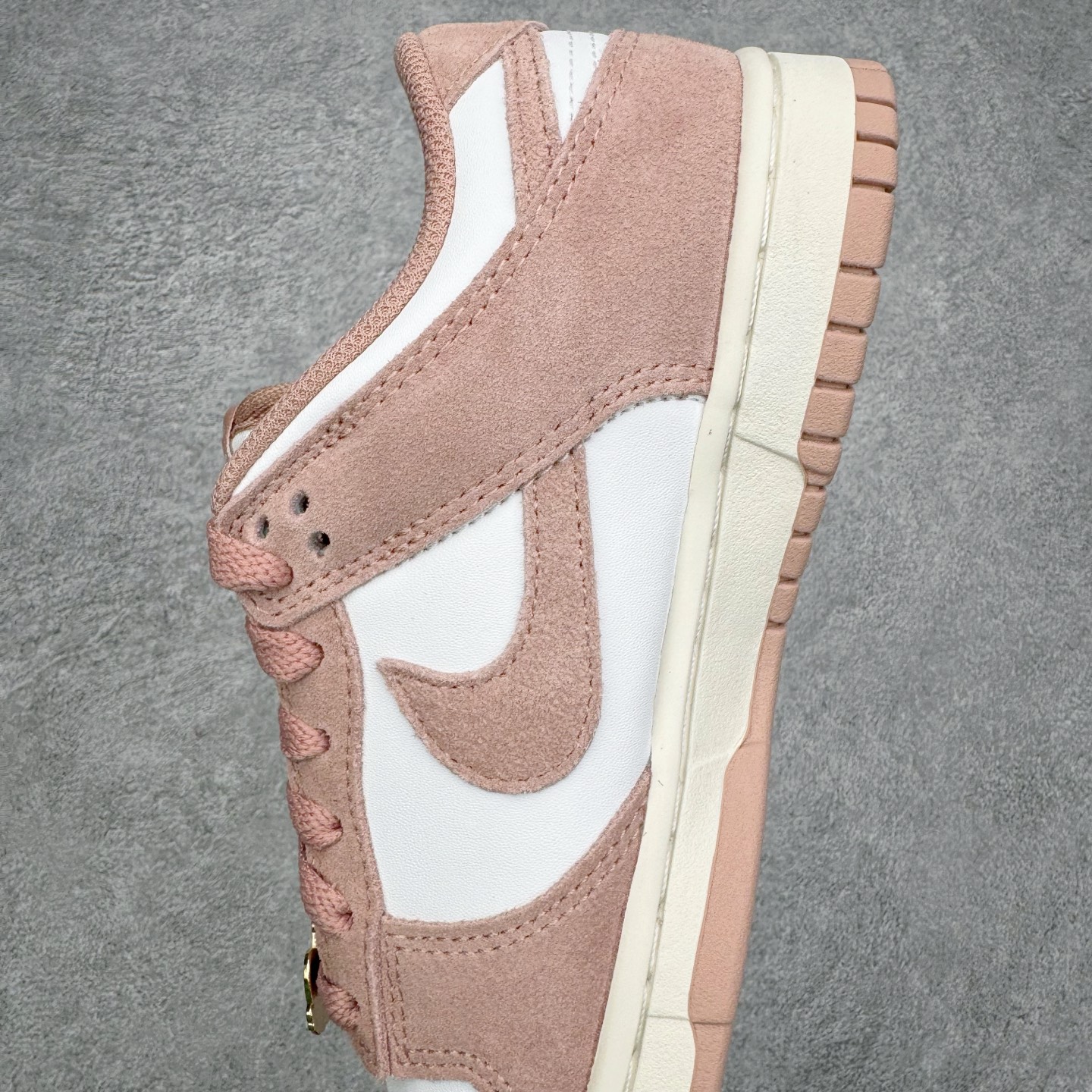 图片[7]-＃CS纯原 NK Dunk Low 白粉 IB4417-102 实力大厂出品 新配色陆续开发 利润个位数只为口碑 全套原纸板楦头开发 确保原汁原味 完美呈现DUNK版型 一比一鞋头弧度高度鞋身弧度 此版本只针对中端市场 皮料材质有所更替 其他数据细节工艺流程均保持一致 绝不口嗨 细节品控鞋型随意对比 独家私模官方第六代原厂航空铝磨具打磨大底 鞋头坡度极致还原 无解鞋型 原盒原配 圈内天花板工艺 原厂玻璃冲刀 超高清洁度 全鞋零毛边皮料切割 原厂中底布点胶 中底布拉帮走线遵循公司 尺码：36 36.5 37.5 38 38.5 39 40 40.5 41 42 42.5 43 44 44.5 45 46-选品中心