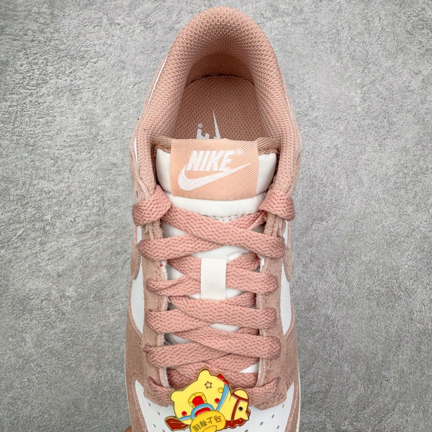 图片[5]-＃CS纯原 NK Dunk Low 白粉 IB4417-102 实力大厂出品 新配色陆续开发 利润个位数只为口碑 全套原纸板楦头开发 确保原汁原味 完美呈现DUNK版型 一比一鞋头弧度高度鞋身弧度 此版本只针对中端市场 皮料材质有所更替 其他数据细节工艺流程均保持一致 绝不口嗨 细节品控鞋型随意对比 独家私模官方第六代原厂航空铝磨具打磨大底 鞋头坡度极致还原 无解鞋型 原盒原配 圈内天花板工艺 原厂玻璃冲刀 超高清洁度 全鞋零毛边皮料切割 原厂中底布点胶 中底布拉帮走线遵循公司 尺码：36 36.5 37.5 38 38.5 39 40 40.5 41 42 42.5 43 44 44.5 45 46-选品中心