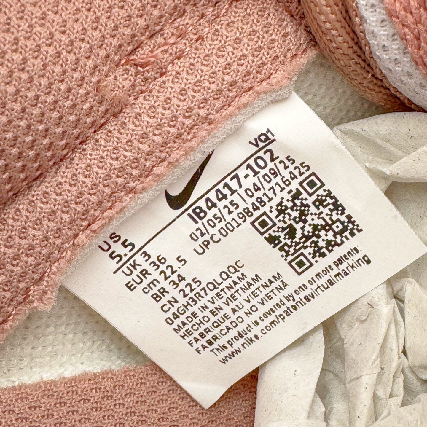 图片[12]-＃CS纯原 NK Dunk Low 白粉 IB4417-102 实力大厂出品 新配色陆续开发 利润个位数只为口碑 全套原纸板楦头开发 确保原汁原味 完美呈现DUNK版型 一比一鞋头弧度高度鞋身弧度 此版本只针对中端市场 皮料材质有所更替 其他数据细节工艺流程均保持一致 绝不口嗨 细节品控鞋型随意对比 独家私模官方第六代原厂航空铝磨具打磨大底 鞋头坡度极致还原 无解鞋型 原盒原配 圈内天花板工艺 原厂玻璃冲刀 超高清洁度 全鞋零毛边皮料切割 原厂中底布点胶 中底布拉帮走线遵循公司 尺码：36 36.5 37.5 38 38.5 39 40 40.5 41 42 42.5 43 44 44.5 45 46-选品中心