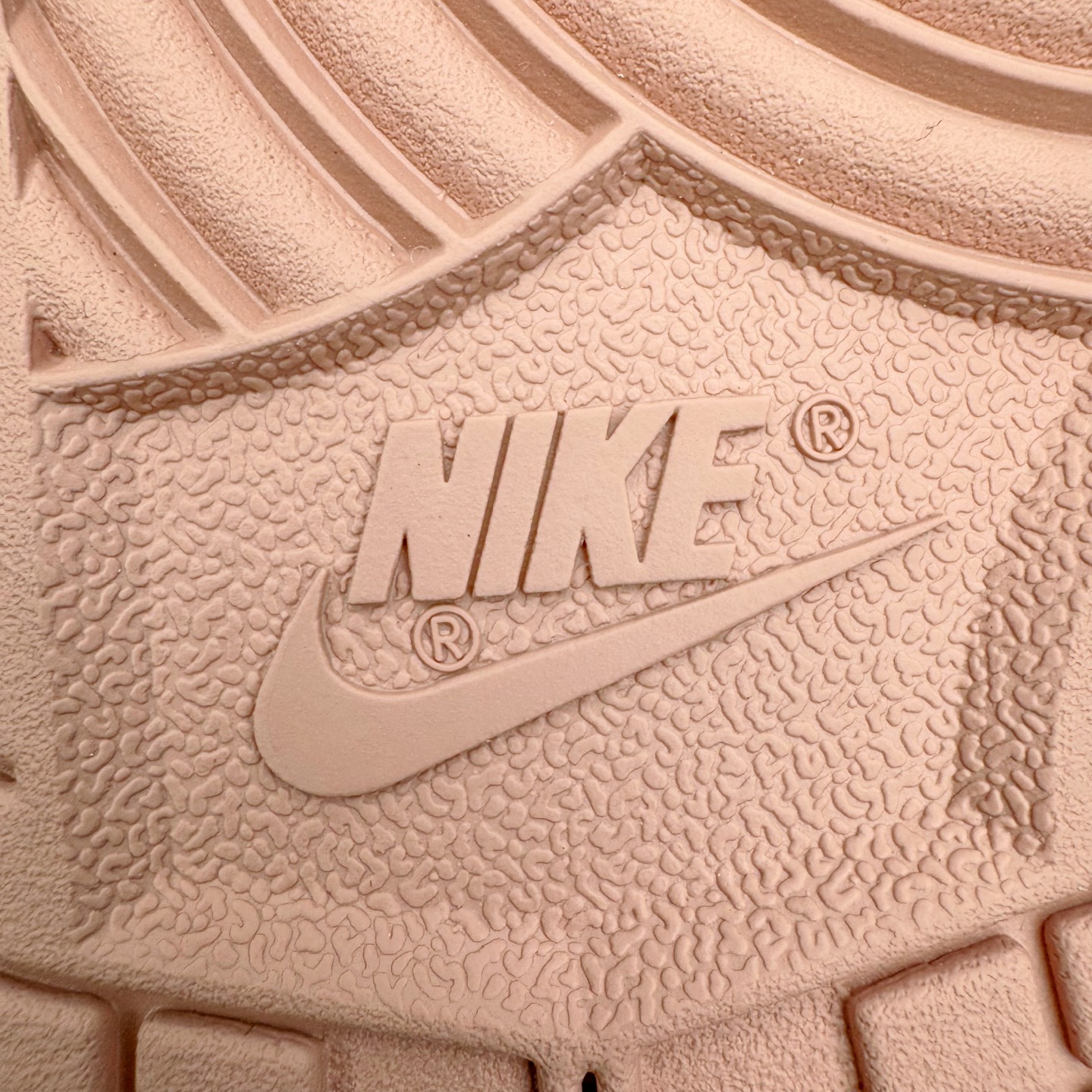 图片[20]-＃CS纯原 NK Dunk Low 白粉 IB4417-102 实力大厂出品 新配色陆续开发 利润个位数只为口碑 全套原纸板楦头开发 确保原汁原味 完美呈现DUNK版型 一比一鞋头弧度高度鞋身弧度 此版本只针对中端市场 皮料材质有所更替 其他数据细节工艺流程均保持一致 绝不口嗨 细节品控鞋型随意对比 独家私模官方第六代原厂航空铝磨具打磨大底 鞋头坡度极致还原 无解鞋型 原盒原配 圈内天花板工艺 原厂玻璃冲刀 超高清洁度 全鞋零毛边皮料切割 原厂中底布点胶 中底布拉帮走线遵循公司 尺码：36 36.5 37.5 38 38.5 39 40 40.5 41 42 42.5 43 44 44.5 45 46-选品中心