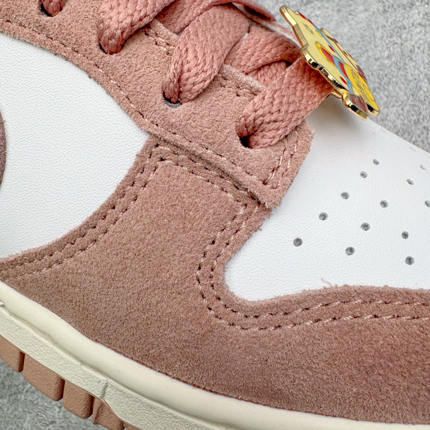 图片[19]-＃CS纯原 NK Dunk Low 白粉 IB4417-102 实力大厂出品 新配色陆续开发 利润个位数只为口碑 全套原纸板楦头开发 确保原汁原味 完美呈现DUNK版型 一比一鞋头弧度高度鞋身弧度 此版本只针对中端市场 皮料材质有所更替 其他数据细节工艺流程均保持一致 绝不口嗨 细节品控鞋型随意对比 独家私模官方第六代原厂航空铝磨具打磨大底 鞋头坡度极致还原 无解鞋型 原盒原配 圈内天花板工艺 原厂玻璃冲刀 超高清洁度 全鞋零毛边皮料切割 原厂中底布点胶 中底布拉帮走线遵循公司 尺码：36 36.5 37.5 38 38.5 39 40 40.5 41 42 42.5 43 44 44.5 45 46-选品中心