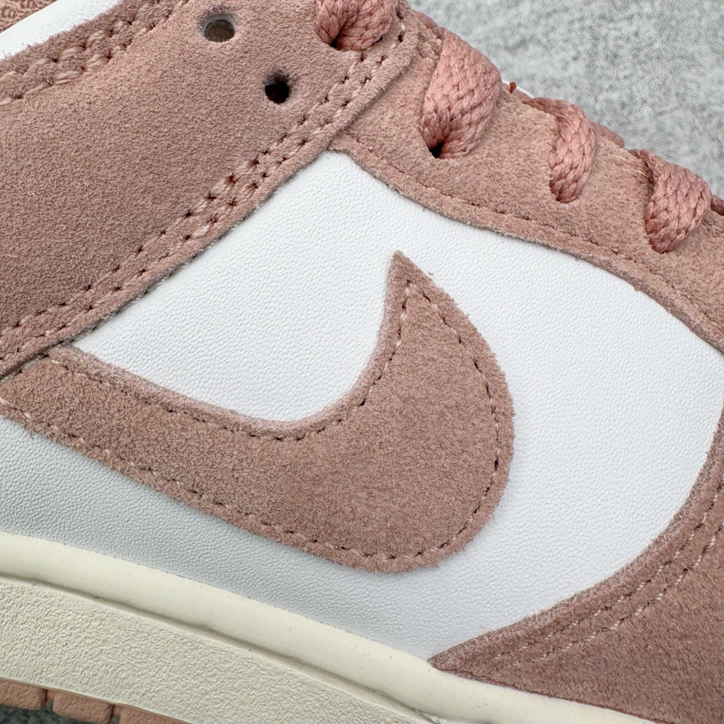 图片[18]-＃CS纯原 NK Dunk Low 白粉 IB4417-102 实力大厂出品 新配色陆续开发 利润个位数只为口碑 全套原纸板楦头开发 确保原汁原味 完美呈现DUNK版型 一比一鞋头弧度高度鞋身弧度 此版本只针对中端市场 皮料材质有所更替 其他数据细节工艺流程均保持一致 绝不口嗨 细节品控鞋型随意对比 独家私模官方第六代原厂航空铝磨具打磨大底 鞋头坡度极致还原 无解鞋型 原盒原配 圈内天花板工艺 原厂玻璃冲刀 超高清洁度 全鞋零毛边皮料切割 原厂中底布点胶 中底布拉帮走线遵循公司 尺码：36 36.5 37.5 38 38.5 39 40 40.5 41 42 42.5 43 44 44.5 45 46-选品中心