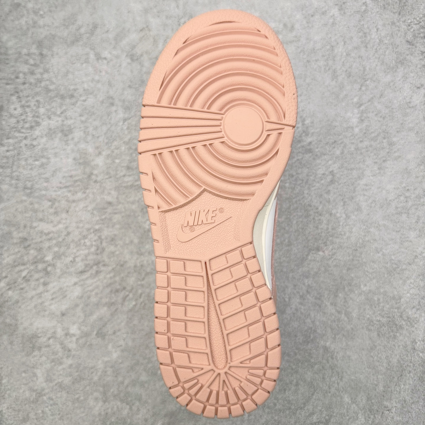 图片[9]-＃CS纯原 NK Dunk Low 白粉 IB4417-102 实力大厂出品 新配色陆续开发 利润个位数只为口碑 全套原纸板楦头开发 确保原汁原味 完美呈现DUNK版型 一比一鞋头弧度高度鞋身弧度 此版本只针对中端市场 皮料材质有所更替 其他数据细节工艺流程均保持一致 绝不口嗨 细节品控鞋型随意对比 独家私模官方第六代原厂航空铝磨具打磨大底 鞋头坡度极致还原 无解鞋型 原盒原配 圈内天花板工艺 原厂玻璃冲刀 超高清洁度 全鞋零毛边皮料切割 原厂中底布点胶 中底布拉帮走线遵循公司 尺码：36 36.5 37.5 38 38.5 39 40 40.5 41 42 42.5 43 44 44.5 45 46-选品中心