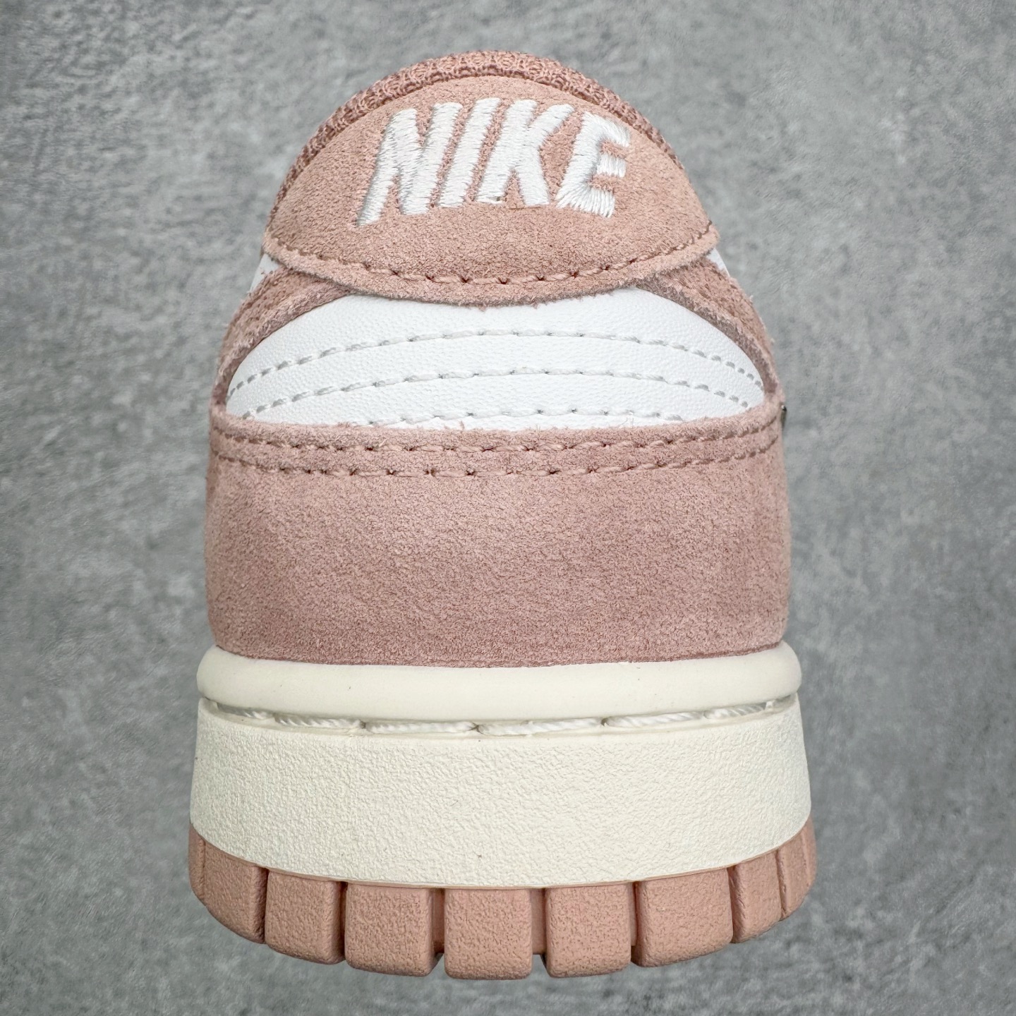 图片[8]-＃CS纯原 NK Dunk Low 白粉 IB4417-102 实力大厂出品 新配色陆续开发 利润个位数只为口碑 全套原纸板楦头开发 确保原汁原味 完美呈现DUNK版型 一比一鞋头弧度高度鞋身弧度 此版本只针对中端市场 皮料材质有所更替 其他数据细节工艺流程均保持一致 绝不口嗨 细节品控鞋型随意对比 独家私模官方第六代原厂航空铝磨具打磨大底 鞋头坡度极致还原 无解鞋型 原盒原配 圈内天花板工艺 原厂玻璃冲刀 超高清洁度 全鞋零毛边皮料切割 原厂中底布点胶 中底布拉帮走线遵循公司 尺码：36 36.5 37.5 38 38.5 39 40 40.5 41 42 42.5 43 44 44.5 45 46-选品中心