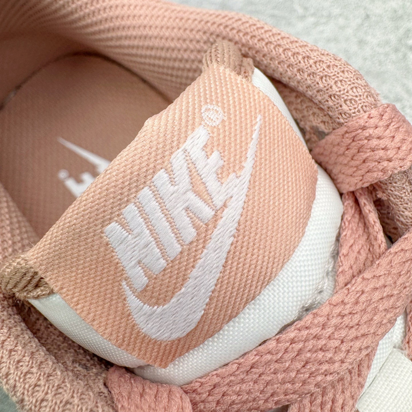 图片[13]-＃CS纯原 NK Dunk Low 白粉 IB4417-102 实力大厂出品 新配色陆续开发 利润个位数只为口碑 全套原纸板楦头开发 确保原汁原味 完美呈现DUNK版型 一比一鞋头弧度高度鞋身弧度 此版本只针对中端市场 皮料材质有所更替 其他数据细节工艺流程均保持一致 绝不口嗨 细节品控鞋型随意对比 独家私模官方第六代原厂航空铝磨具打磨大底 鞋头坡度极致还原 无解鞋型 原盒原配 圈内天花板工艺 原厂玻璃冲刀 超高清洁度 全鞋零毛边皮料切割 原厂中底布点胶 中底布拉帮走线遵循公司 尺码：36 36.5 37.5 38 38.5 39 40 40.5 41 42 42.5 43 44 44.5 45 46-选品中心