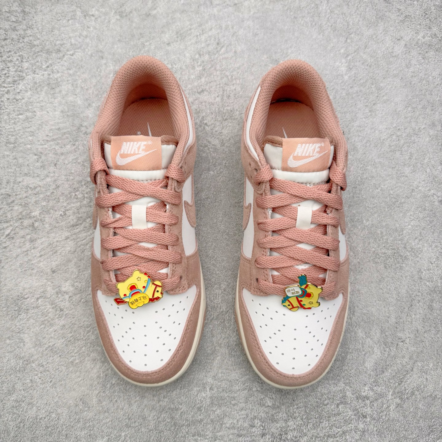 图片[2]-＃CS纯原 NK Dunk Low 白粉 IB4417-102 实力大厂出品 新配色陆续开发 利润个位数只为口碑 全套原纸板楦头开发 确保原汁原味 完美呈现DUNK版型 一比一鞋头弧度高度鞋身弧度 此版本只针对中端市场 皮料材质有所更替 其他数据细节工艺流程均保持一致 绝不口嗨 细节品控鞋型随意对比 独家私模官方第六代原厂航空铝磨具打磨大底 鞋头坡度极致还原 无解鞋型 原盒原配 圈内天花板工艺 原厂玻璃冲刀 超高清洁度 全鞋零毛边皮料切割 原厂中底布点胶 中底布拉帮走线遵循公司 尺码：36 36.5 37.5 38 38.5 39 40 40.5 41 42 42.5 43 44 44.5 45 46-选品中心