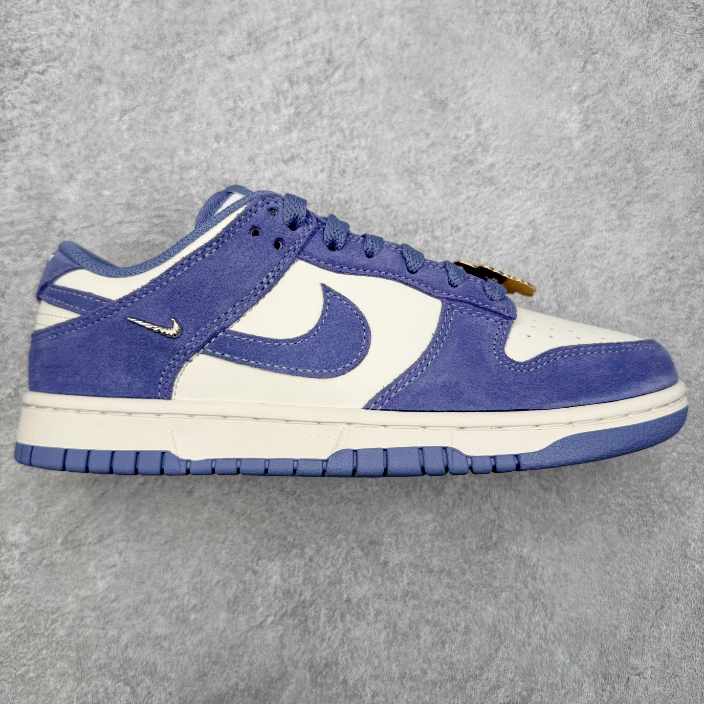 ＃CS纯原 NK Dunk Low 白紫 IB4417-103 实力大厂出品 新配色陆续开发 利润个位数只为口碑 全套原纸板楦头开发 确保原汁原味 完美呈现DUNK版型 一比一鞋头弧度高度鞋身弧度 此版本只针对中端市场 皮料材质有所更替 其他数据细节工艺流程均保持一致 绝不口嗨 细节品控鞋型随意对比 独家私模官方第六代原厂航空铝磨具打磨大底 鞋头坡度极致还原 无解鞋型 原盒原配 圈内天花板工艺 原厂玻璃冲刀 超高清洁度 全鞋零毛边皮料切割 原厂中底布点胶 中底布拉帮走线遵循公司 尺码：36 36.5 37.5 38 38.5 39 40 40.5 41 42 42.5 43 44 44.5 45 46-选品中心
