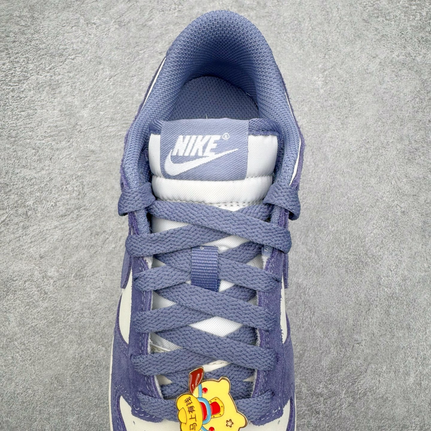 图片[5]-＃CS纯原 NK Dunk Low 白紫 IB4417-103 实力大厂出品 新配色陆续开发 利润个位数只为口碑 全套原纸板楦头开发 确保原汁原味 完美呈现DUNK版型 一比一鞋头弧度高度鞋身弧度 此版本只针对中端市场 皮料材质有所更替 其他数据细节工艺流程均保持一致 绝不口嗨 细节品控鞋型随意对比 独家私模官方第六代原厂航空铝磨具打磨大底 鞋头坡度极致还原 无解鞋型 原盒原配 圈内天花板工艺 原厂玻璃冲刀 超高清洁度 全鞋零毛边皮料切割 原厂中底布点胶 中底布拉帮走线遵循公司 尺码：36 36.5 37.5 38 38.5 39 40 40.5 41 42 42.5 43 44 44.5 45 46-选品中心