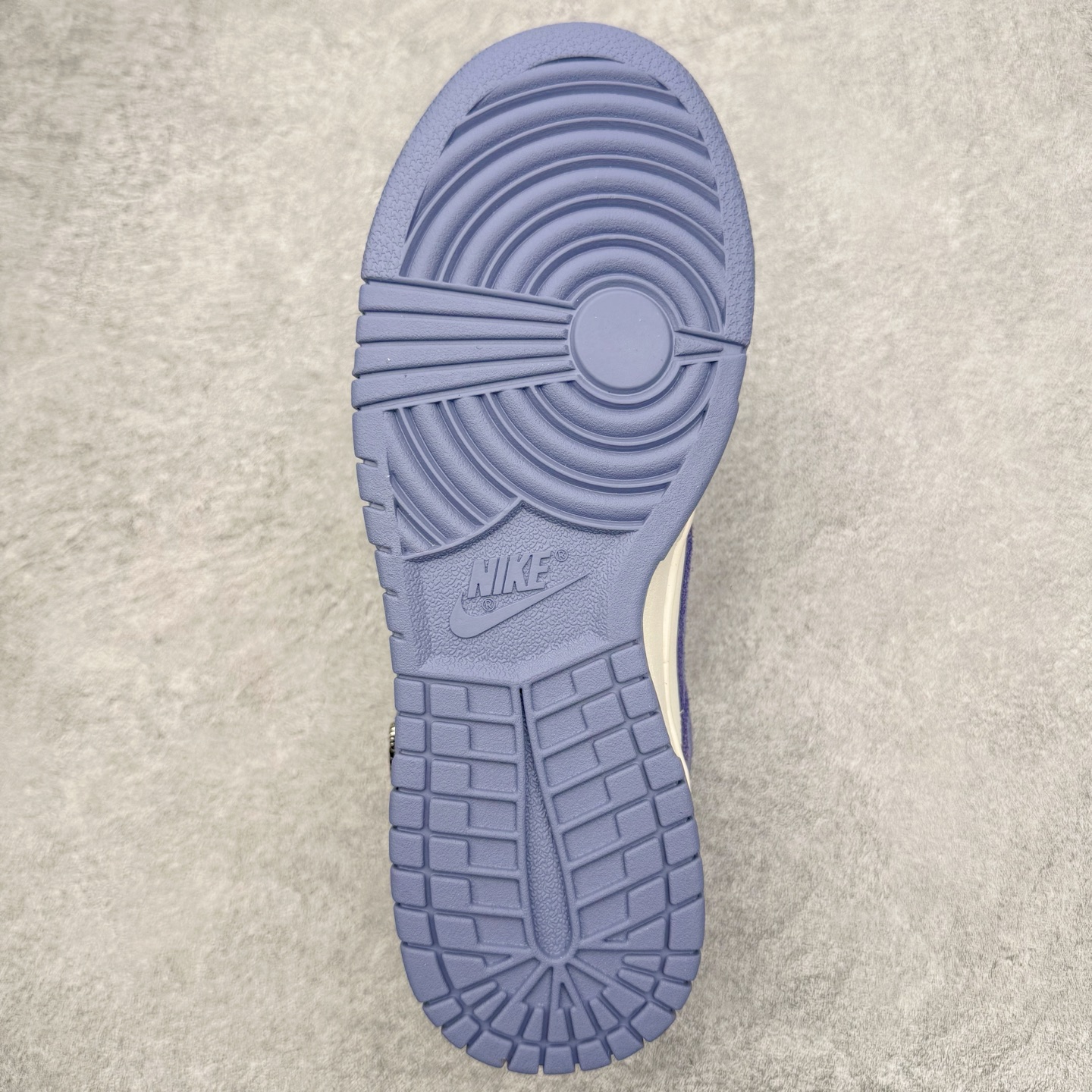 图片[9]-＃CS纯原 NK Dunk Low 白紫 IB4417-103 实力大厂出品 新配色陆续开发 利润个位数只为口碑 全套原纸板楦头开发 确保原汁原味 完美呈现DUNK版型 一比一鞋头弧度高度鞋身弧度 此版本只针对中端市场 皮料材质有所更替 其他数据细节工艺流程均保持一致 绝不口嗨 细节品控鞋型随意对比 独家私模官方第六代原厂航空铝磨具打磨大底 鞋头坡度极致还原 无解鞋型 原盒原配 圈内天花板工艺 原厂玻璃冲刀 超高清洁度 全鞋零毛边皮料切割 原厂中底布点胶 中底布拉帮走线遵循公司 尺码：36 36.5 37.5 38 38.5 39 40 40.5 41 42 42.5 43 44 44.5 45 46-选品中心